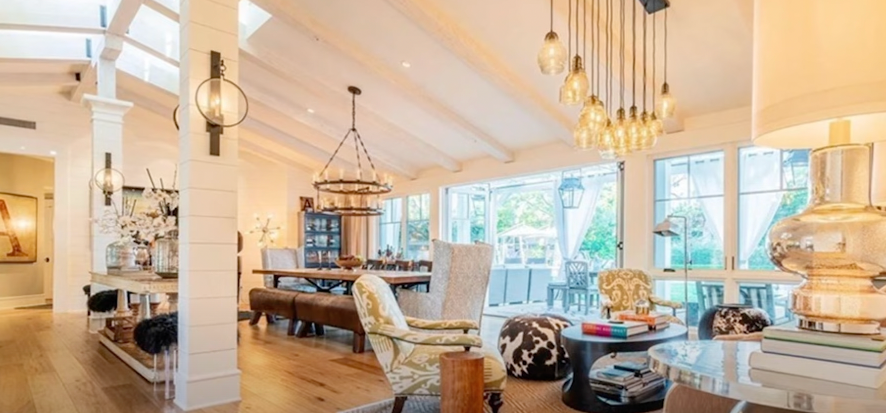John Stamos and Caitlin McHugh's open-plan family room and dining room | Source: YouTube@FamousEntertainment