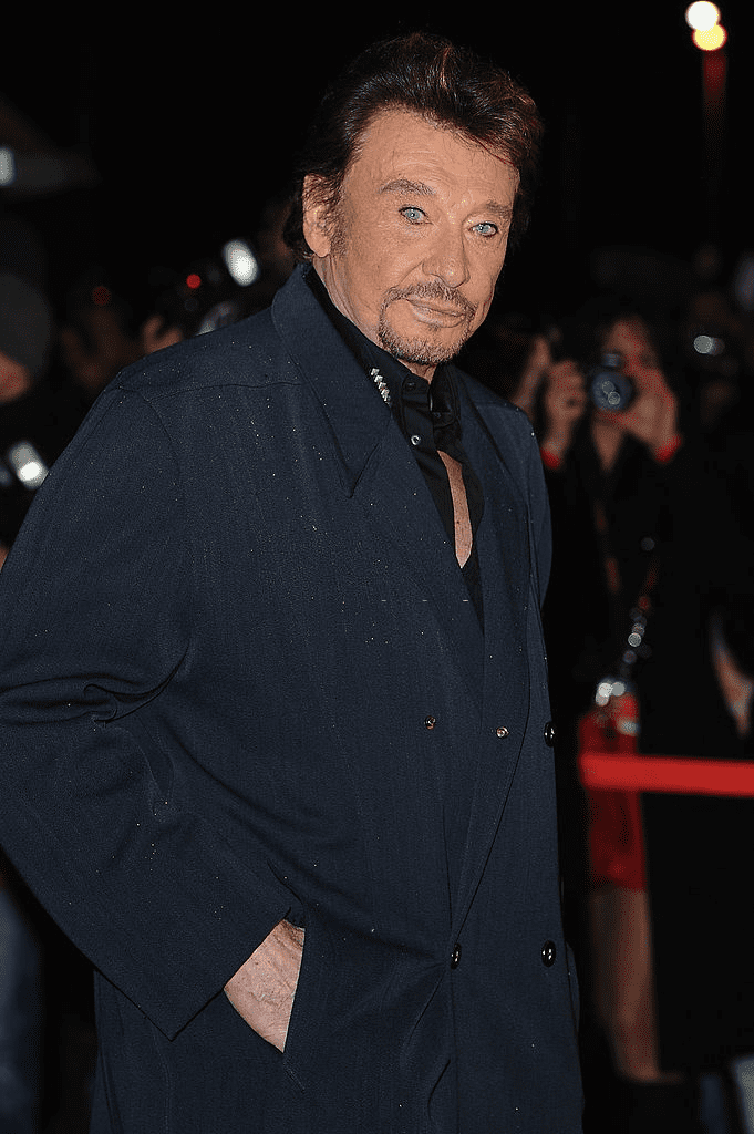 Johnny Hallyday pose alors qu'il arrive aux NRJ Music Awards 2012 au Palais des Festivals le 28 janvier 2012 à Cannes, France. | Photo : Getty Images Johnny Hallyday pose alors qu'il arrive aux NRJ Music Awards 2012 au Palais des Festivals le 28 janvier 2012 à Cannes, France. | Photo : Getty Images