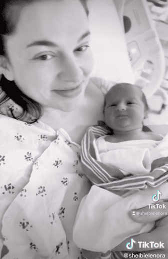 Shelbie Martin sostiene a su bebé recién nacido. | Foto: tiktok.com/shelbielenora