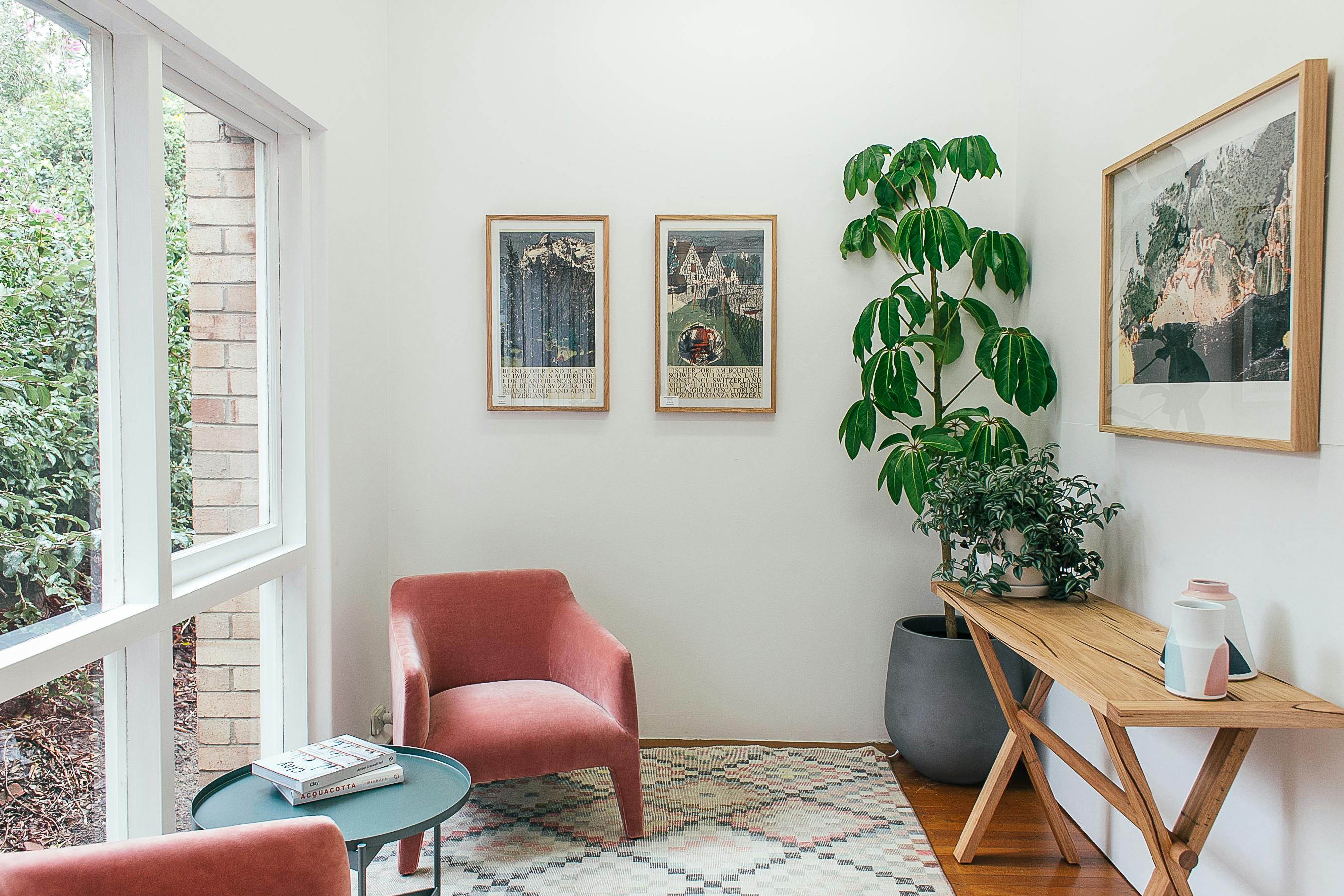 A neat corner at home | Source: Pexels