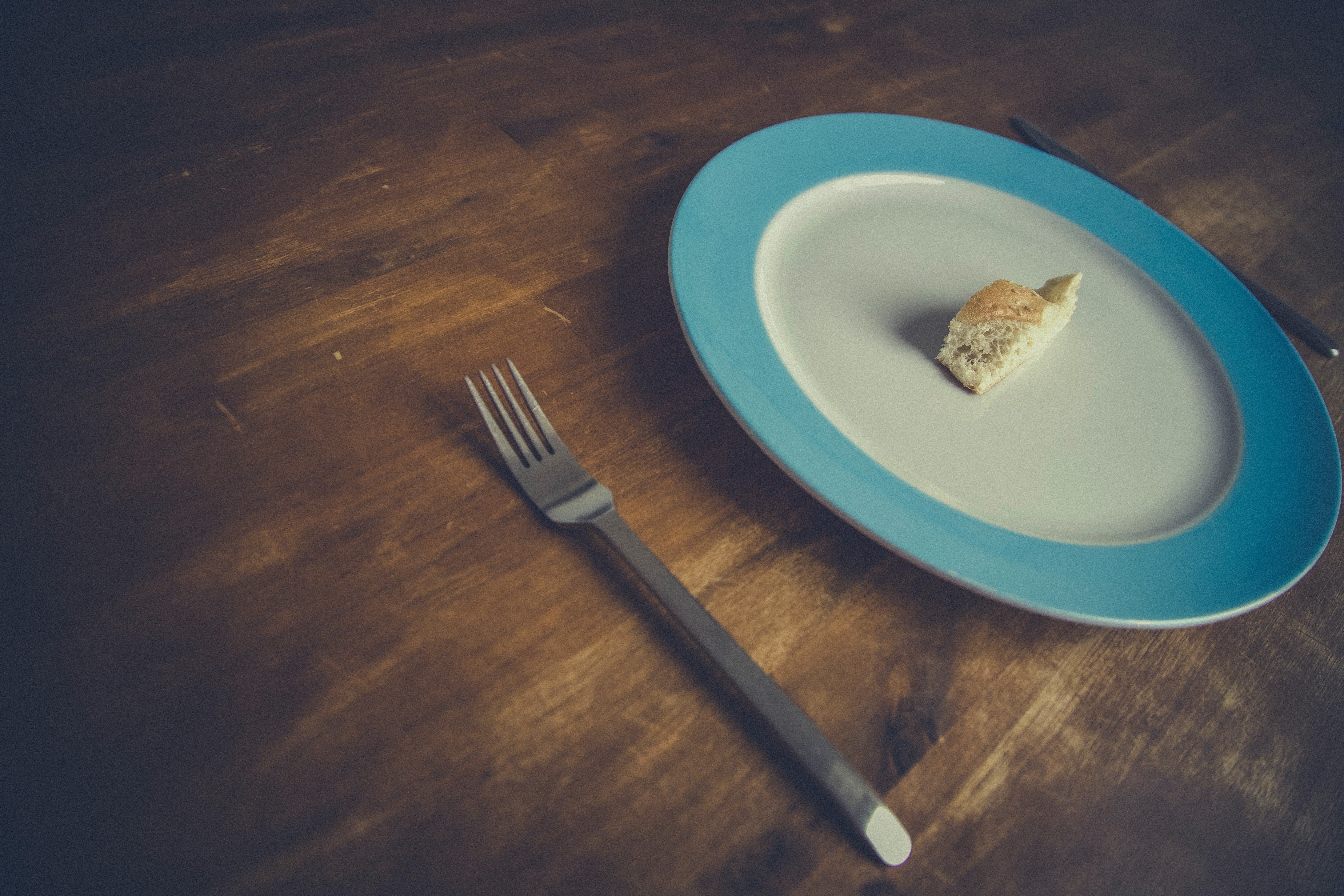 Photo of a plate with a crumb of bread. | Source: Pexels/ Markus Spiske