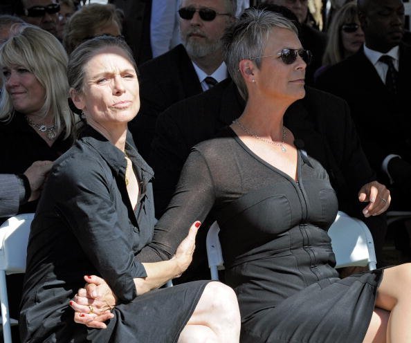 Kelly Curtis (L) and her sister, actress Jamie Lee Curtis, attend the funeral for their father Tony Curtis at Palm Mortuary & Cemetary October 4, 2010, in Henderson, Nevada. | Source: Getty Images.