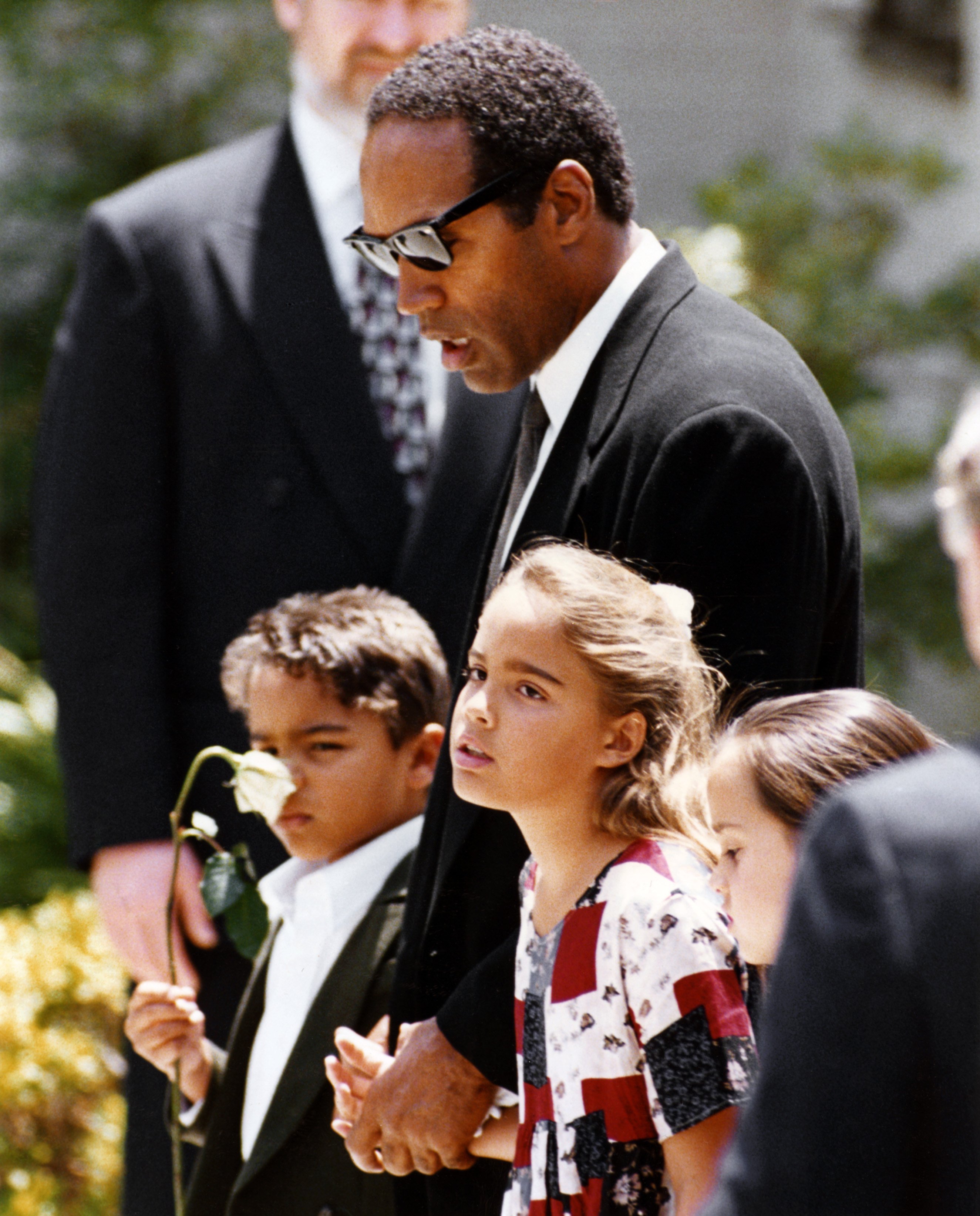 O.J. Simpson with his children Justin and Sydney Simpson at the funeral of their mother, Nicole Brown Simpson on June 16, 1994, in Los Angeles, California. | Source: Getty Images