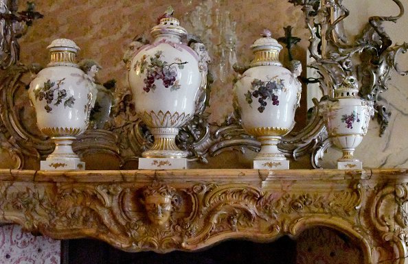 Porcelain lidded vases stand on a mantelpiece in an apartment of the royal apartment in the New Palace | Photo: Getty Images