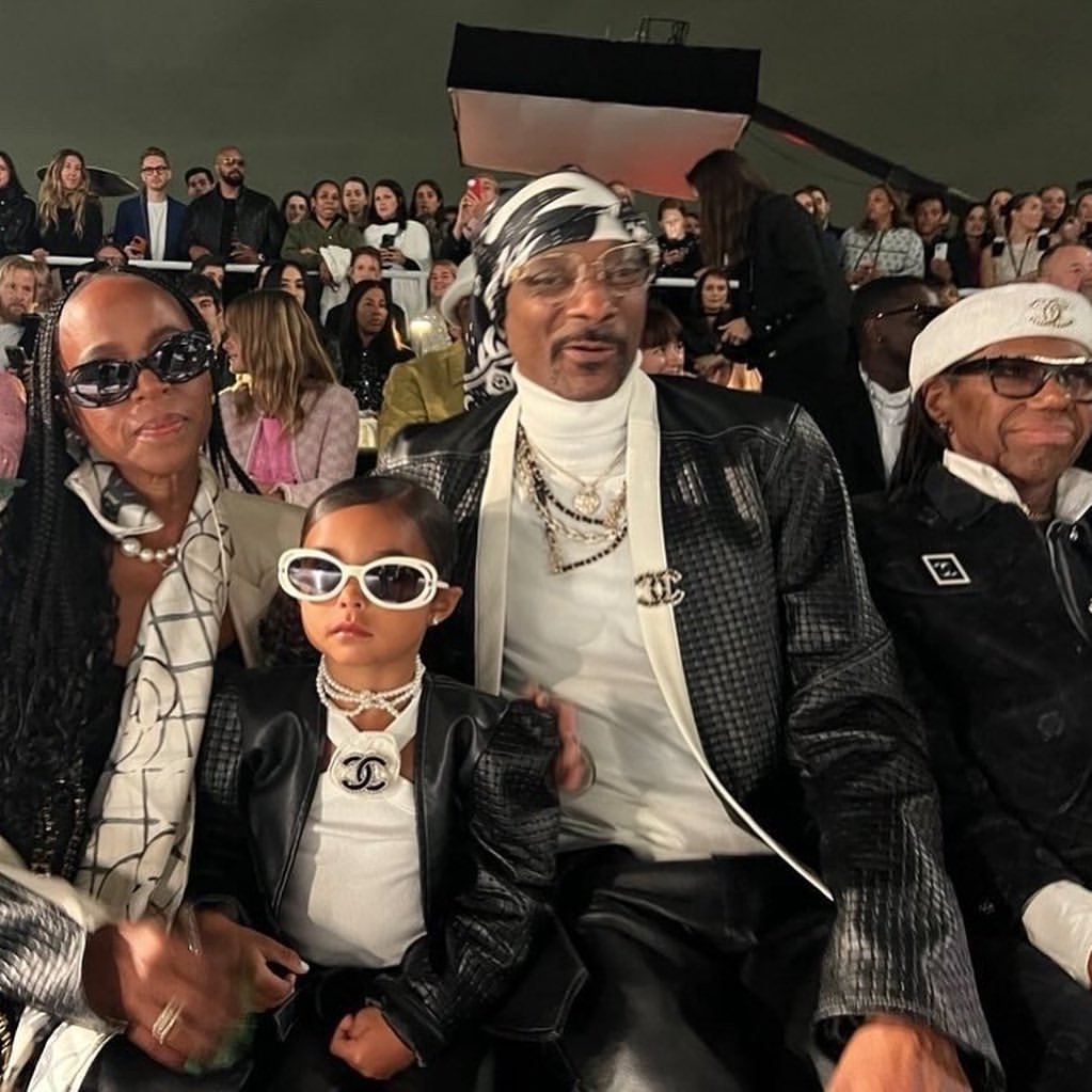 Shante and Cordoba Broadus pictured with Snoop Dogg in coordinating outfits, dated May 2023 | Source: Instagram/cbroadus