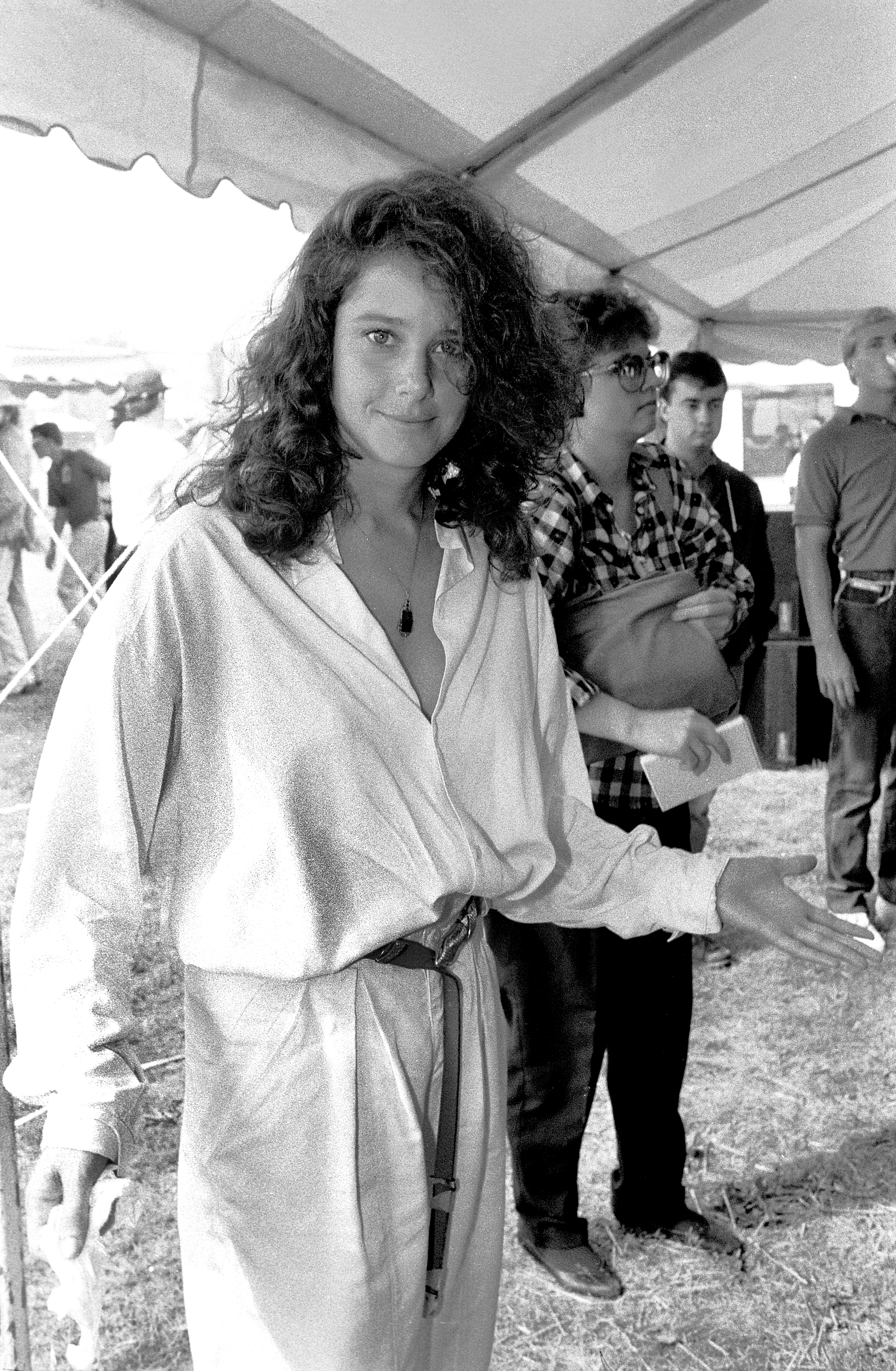 Debra Winger at the inaugural Farm Aid benefit concert at Veteran's Stadium on September 22, 1985, in Champaign, Illinois. | Source: Getty Images