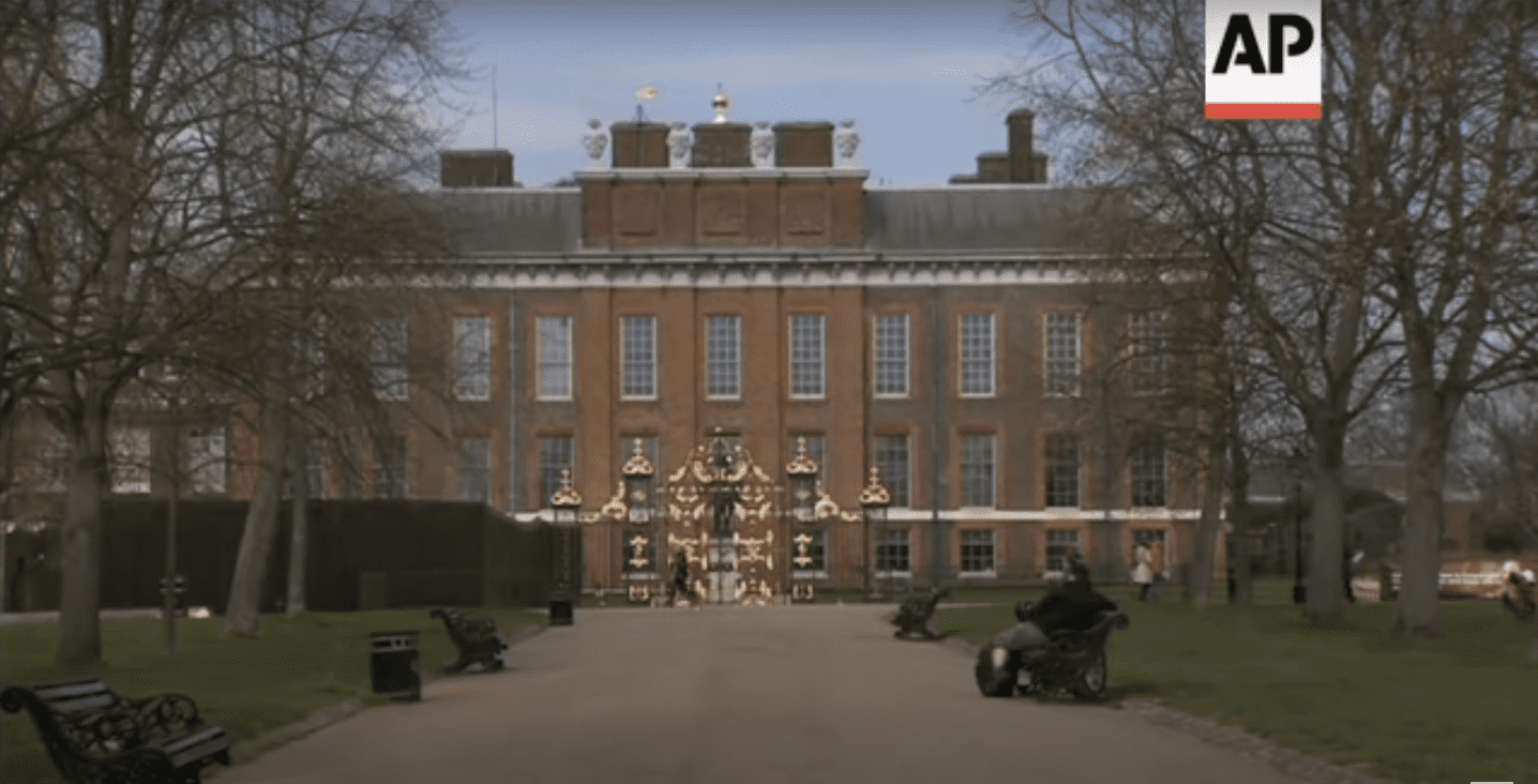 La entrada principal al Palacio de Kensington de la princesa Diana y el príncipe Charles. | Foto: YouTube/Archivo AP