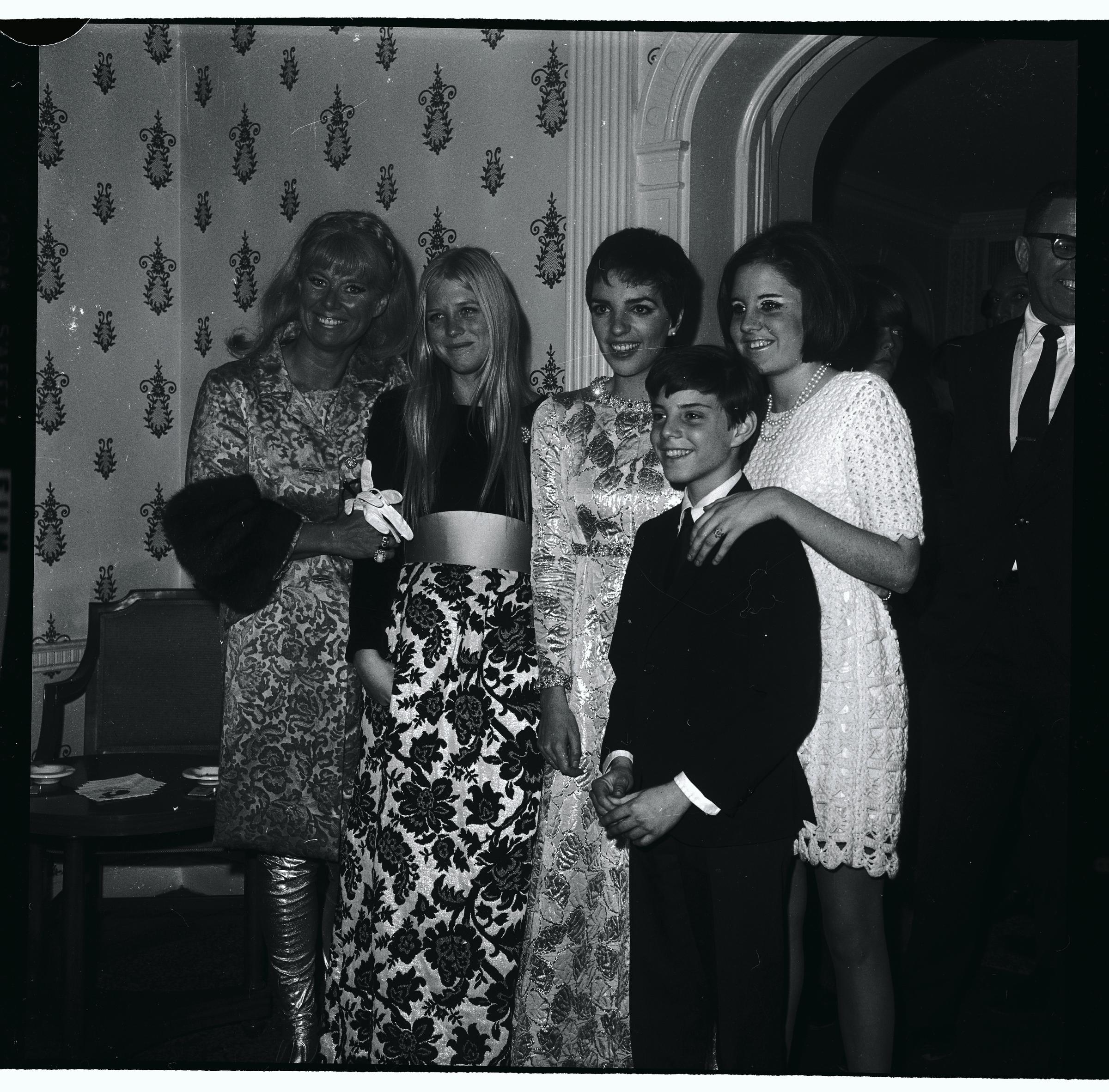 (L-R) Liza Minnelli, the actress, and Joey Luft pictured at a reception on January 1, 1968 | Source: Getty Images