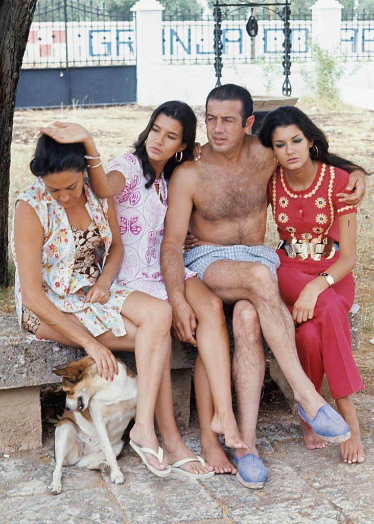 El torero español Antonio Ordóñez con su esposa Carmina y sus hijas Belén y Carmen en su granja de "Valcargado" en Medina Sidonia, 1972, Cádiz, España. | Foto: Getty Images