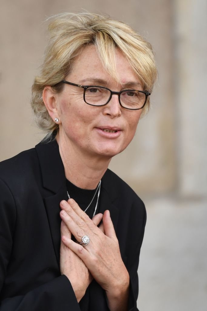 Claude Chirac, la fille de l'ancien président français Jacques Chirac, remercie les membres du public alors qu'elle arrive pour assister à un service religieux pour l'ancien président français Jacques Chirac à l'église Saint-Sulpice à Paris, le 30 septembre 2019. | Photo : Getty Images