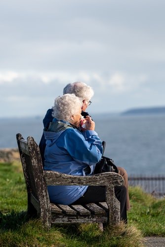 Un couple de vieux s'assoit sur une banquette. | Photo : Unsplash