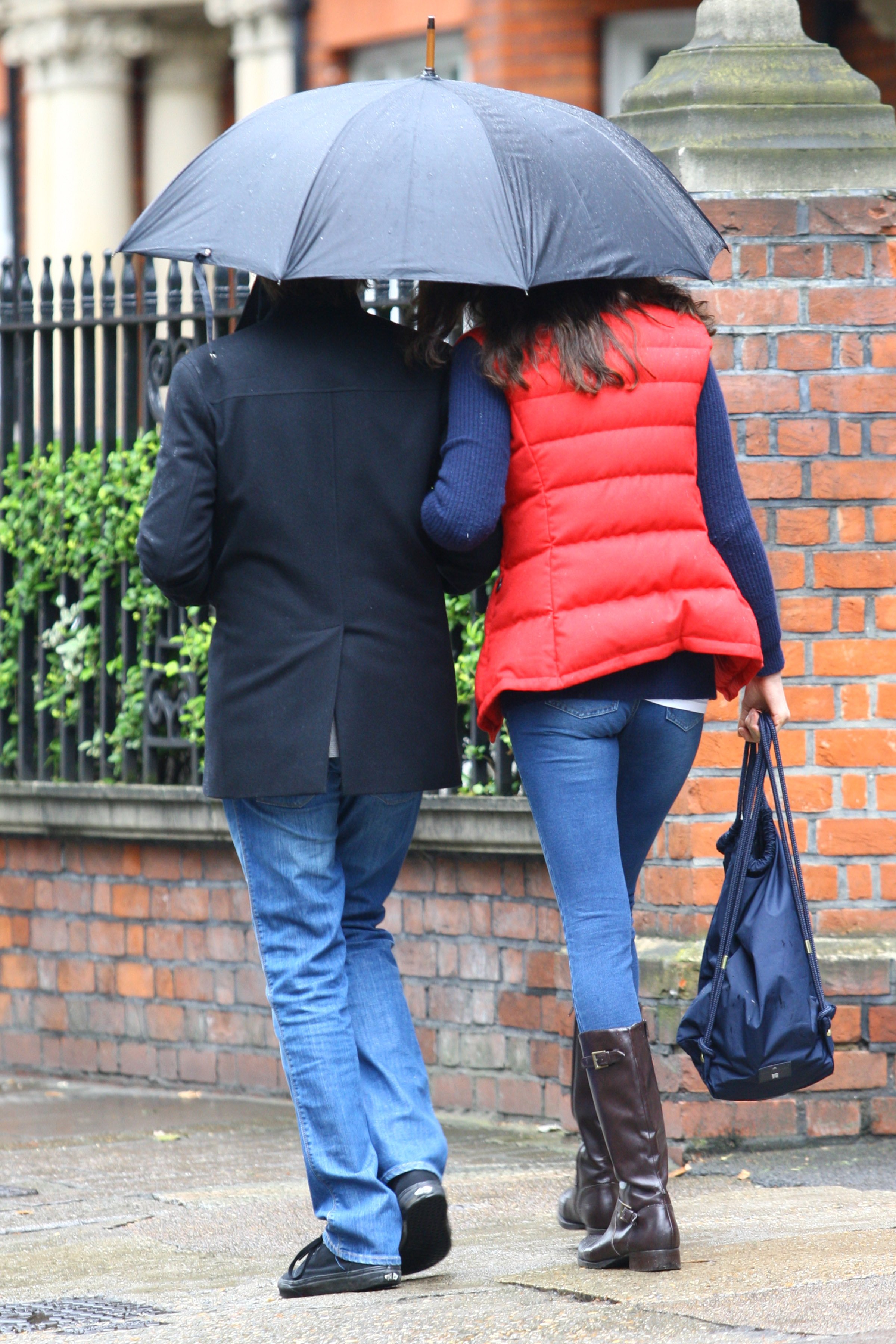 Paul McCartney et Nancy Shevell marchent sous la pluie à St John's Wood le 31 juillet 2012 à Londres, Angleterre. | Source : Getty Images