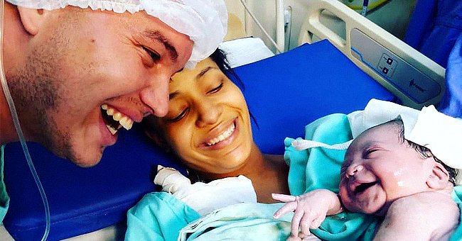 Flavio Dantas smiles at his daughter shortly after she was born. | Source:  instagram.com/flavio.vilela