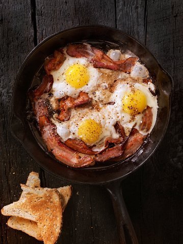 Frühstückspfanne mit Speck und Ei - Quelle: Getty Images