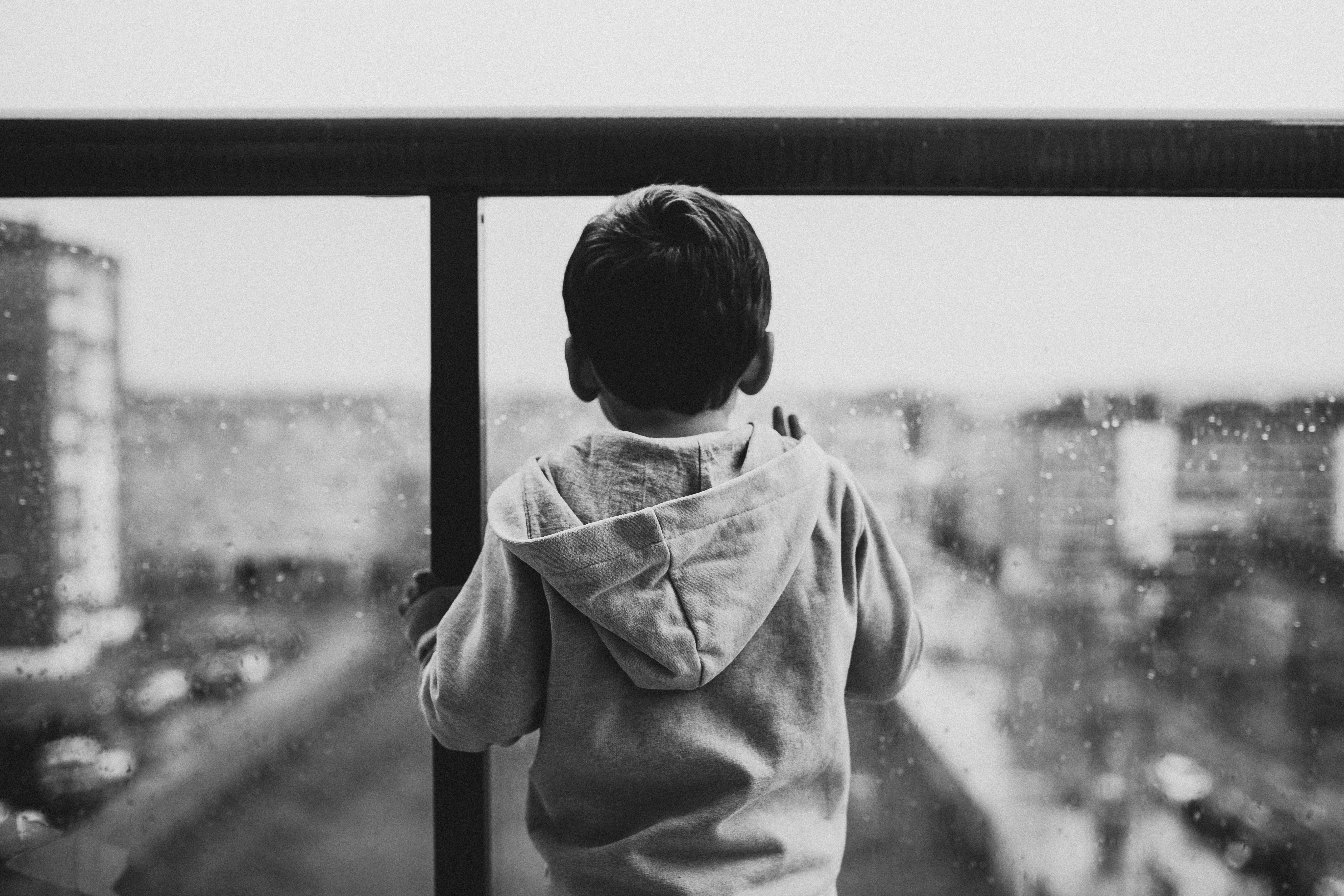 Back view of a sad child | Source: Pexels