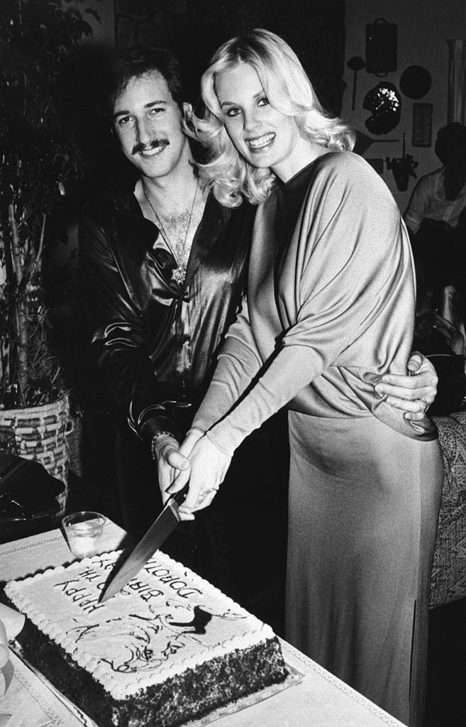 Dorothy Stratten, 20 ans, est représentée sur la photo avec son mari, Paul Sneider. | Photo : Getty Images