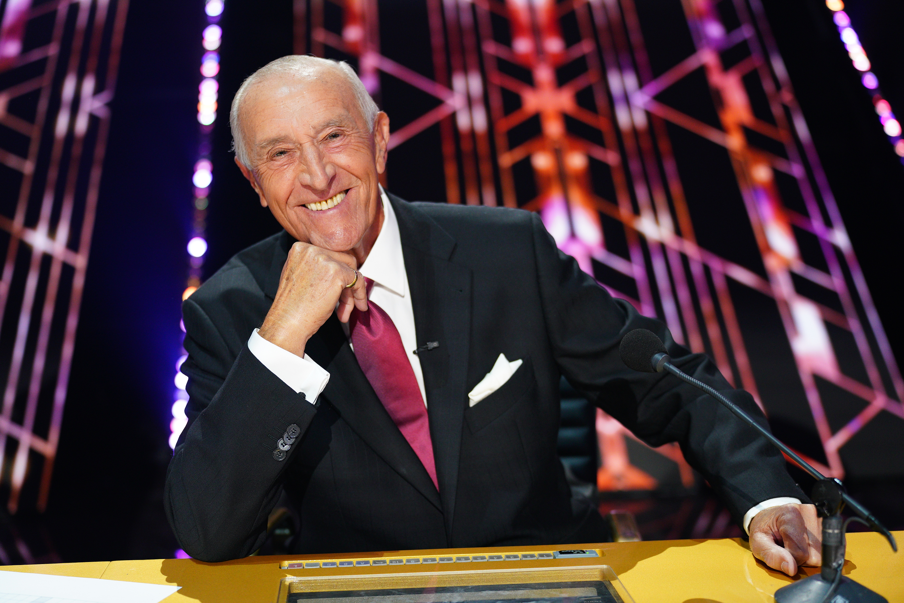 Len Goodman on the sets of "Dancing with the Stars" Season 30 on November 15, 2021 | Source: Getty Images