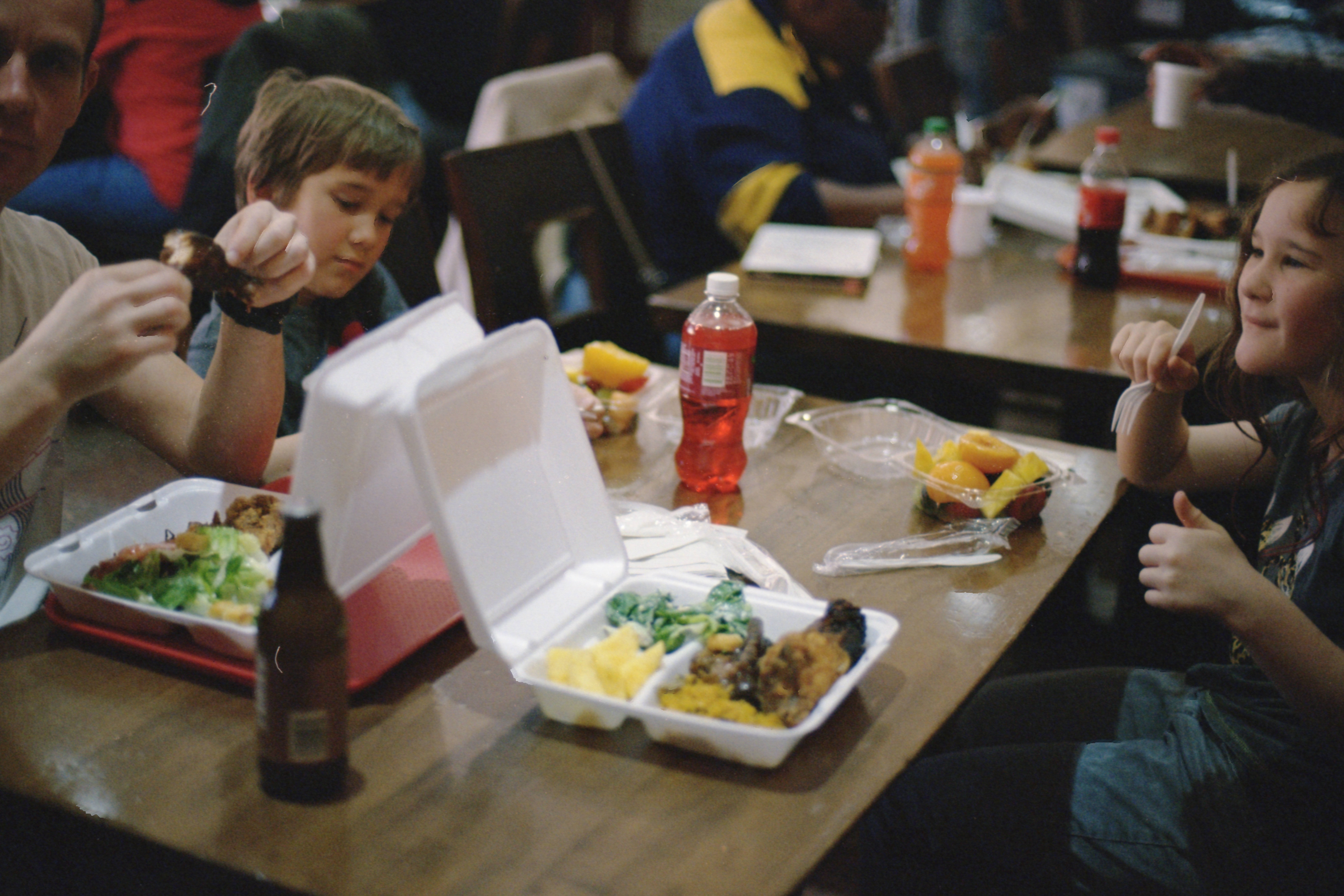 Kinder beim Essen mit ihrer Familie | Quelle: Unsplash