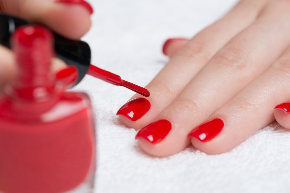 Segunda capa de esmalte de uñas. | Foto: Shutterstock