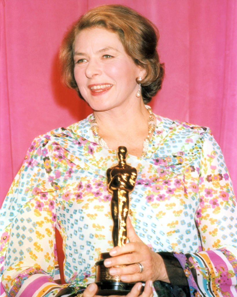 Ingrid Bergman, Swedish actress, holding her Oscar statuette at the47th Academy Awards, at the Dorothy Chandler Pavilion in Los Angeles, California, USA, 8 April 1975. | Photo: Getty Images