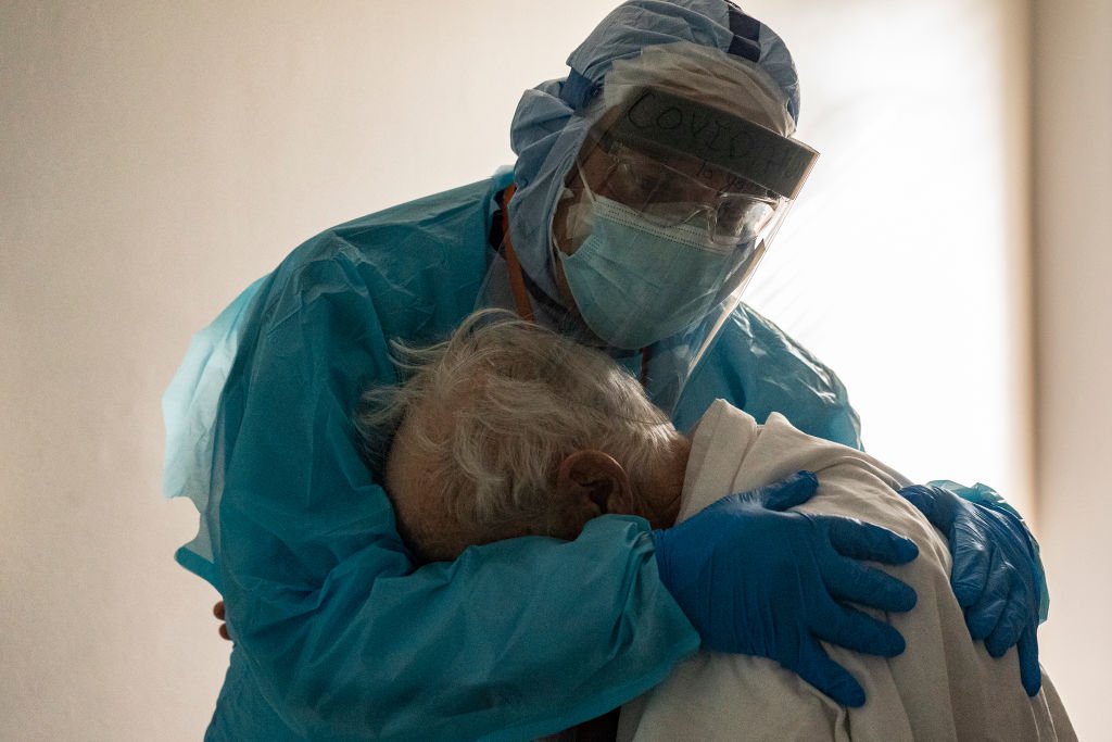 Joseph Varon abraza y consuela a un paciente en la Unidad de Cuidados Intensivos (UCI) COVID-19. | Foto: Getty Images