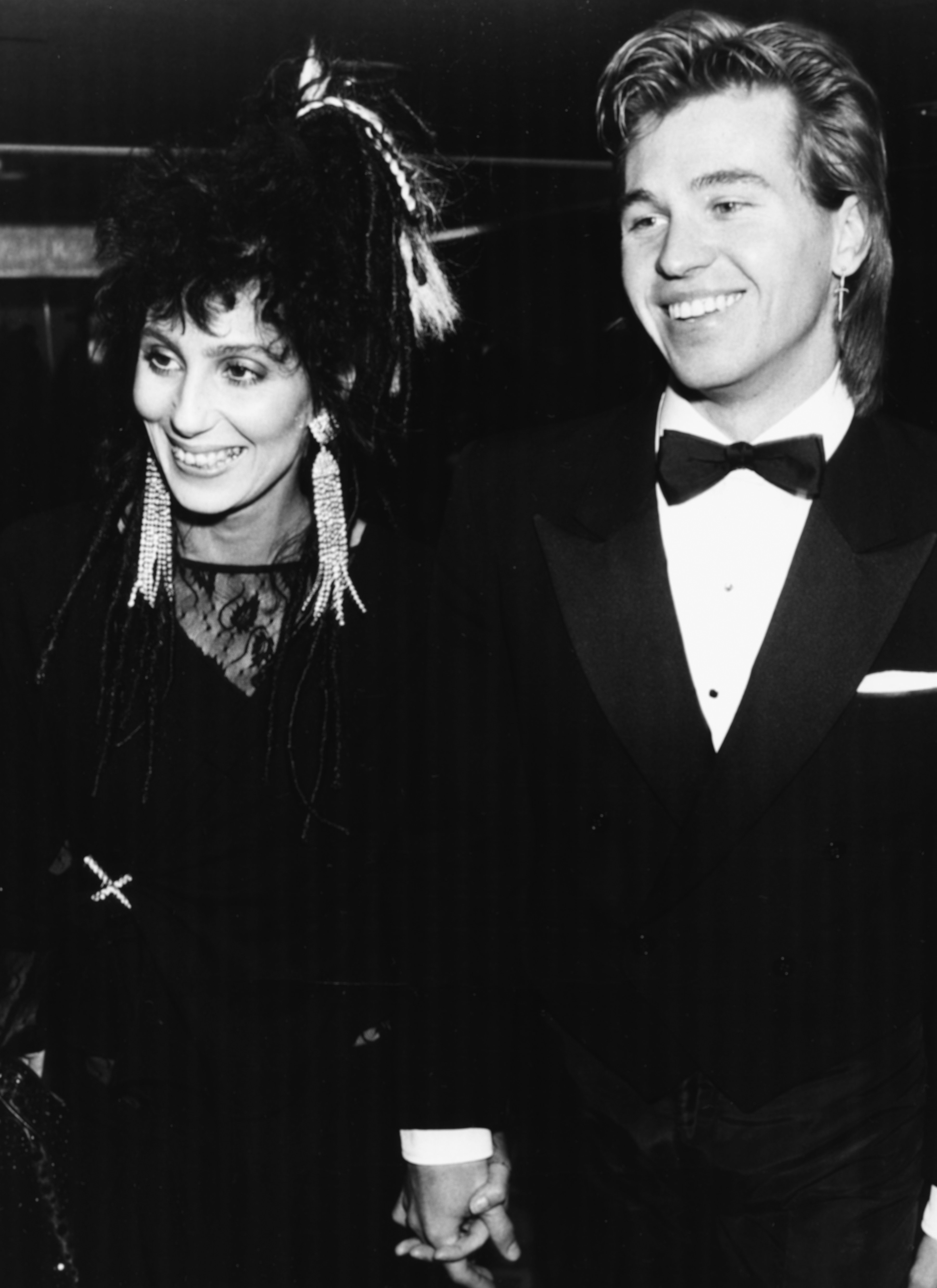 La chanteuse Cher et l'acteur Val Kilmer assistant aux BAFTA Awards main dans la main, Londres, 25 mars 1984. | Photo : Getty Images