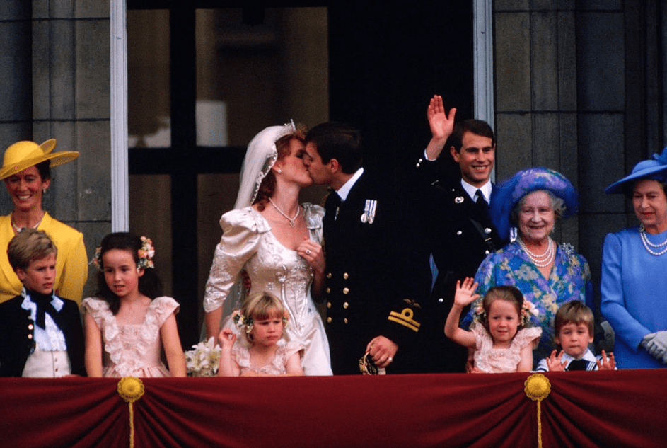 Der Herzog und die Herzogin von York und ihre Hochzeitsgesellschaft auf dem Balkon des Buckingham Palasts nach ihrer Trauung. | Quelle: Getty Images