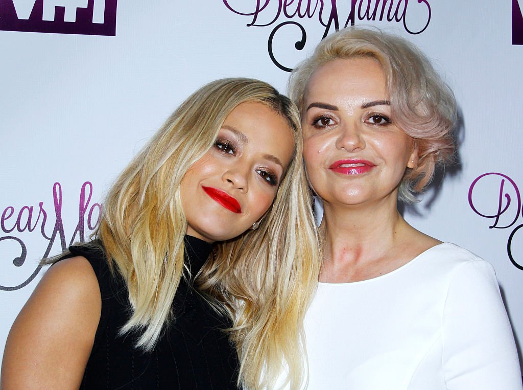 Vera Sahatciu und Rita Ora nehmen am 3. Mai 2016 an der VH1-Aufzeichnung "Dear Mama" in der St. Bartholomew's Church in New York City teil. | Quelle: Getty Images