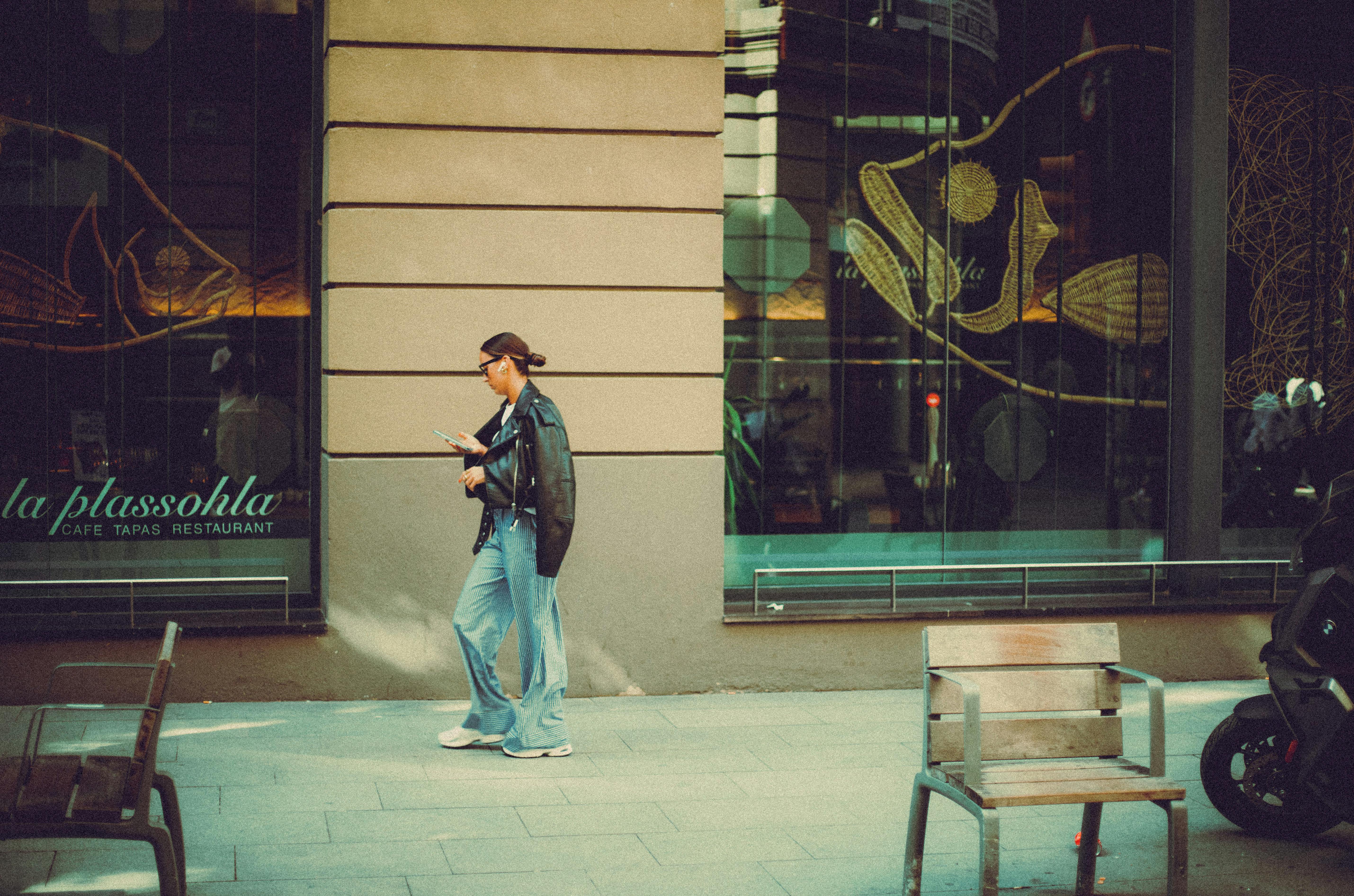 A woman walking in front of a restaurant | Source: Pexels