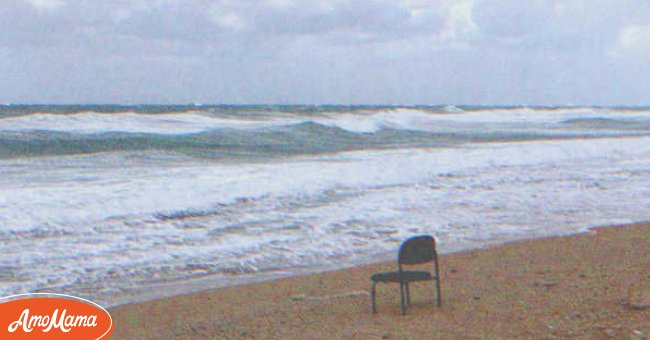 Ein alter Mann saß jeden Tag auf einem Stuhl und beobachtete das Meer, bis er eines Tages nicht auftauchte. | Quelle Shutterstock