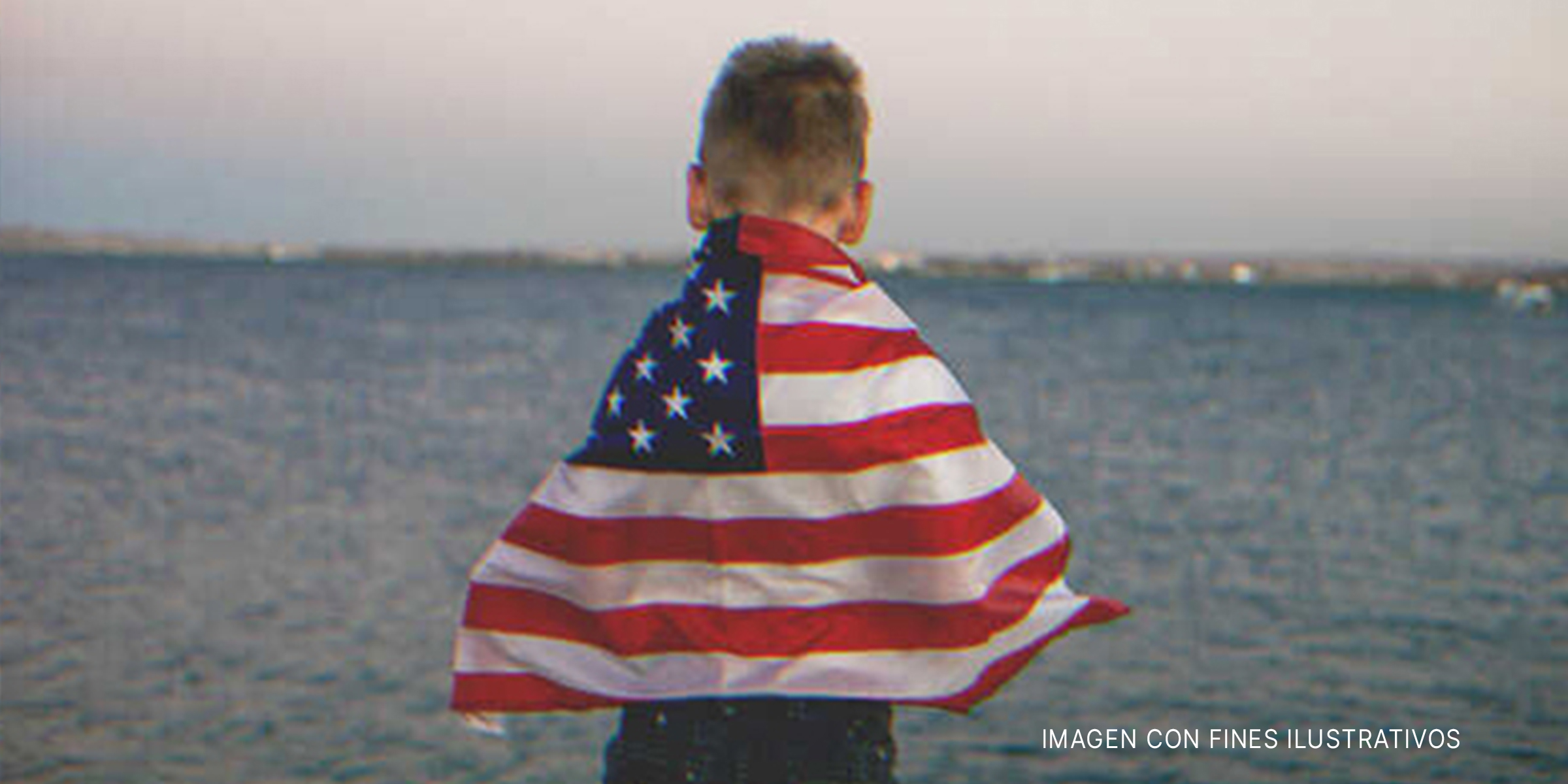 Niño con una bandera estadounidense | Foto: Shutterstock
