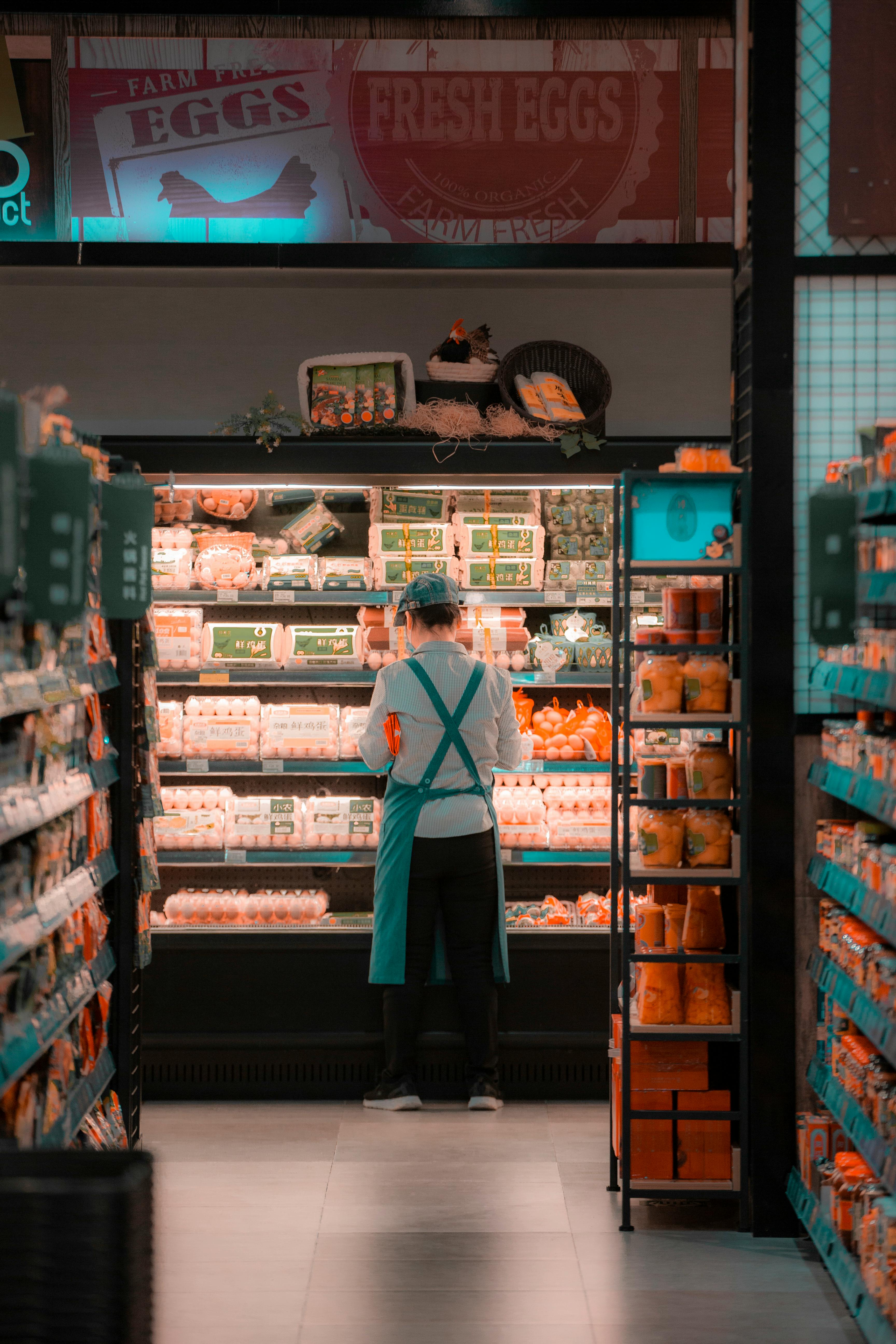 An employee inside a grocery store | Source: Pexels