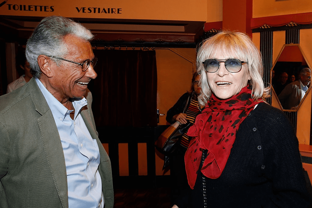 PARIS, FRANCE - 19 OCTOBRE : (G-D) Le photographe Jean-Marie Perier et Nathalie Delon posent après le "Flash-Back" : le One Man Show de Jean-Marie Perier au Théâtre de la Michodiere le 19 octobre 2015 à Paris, France. | Photo : Getty Images