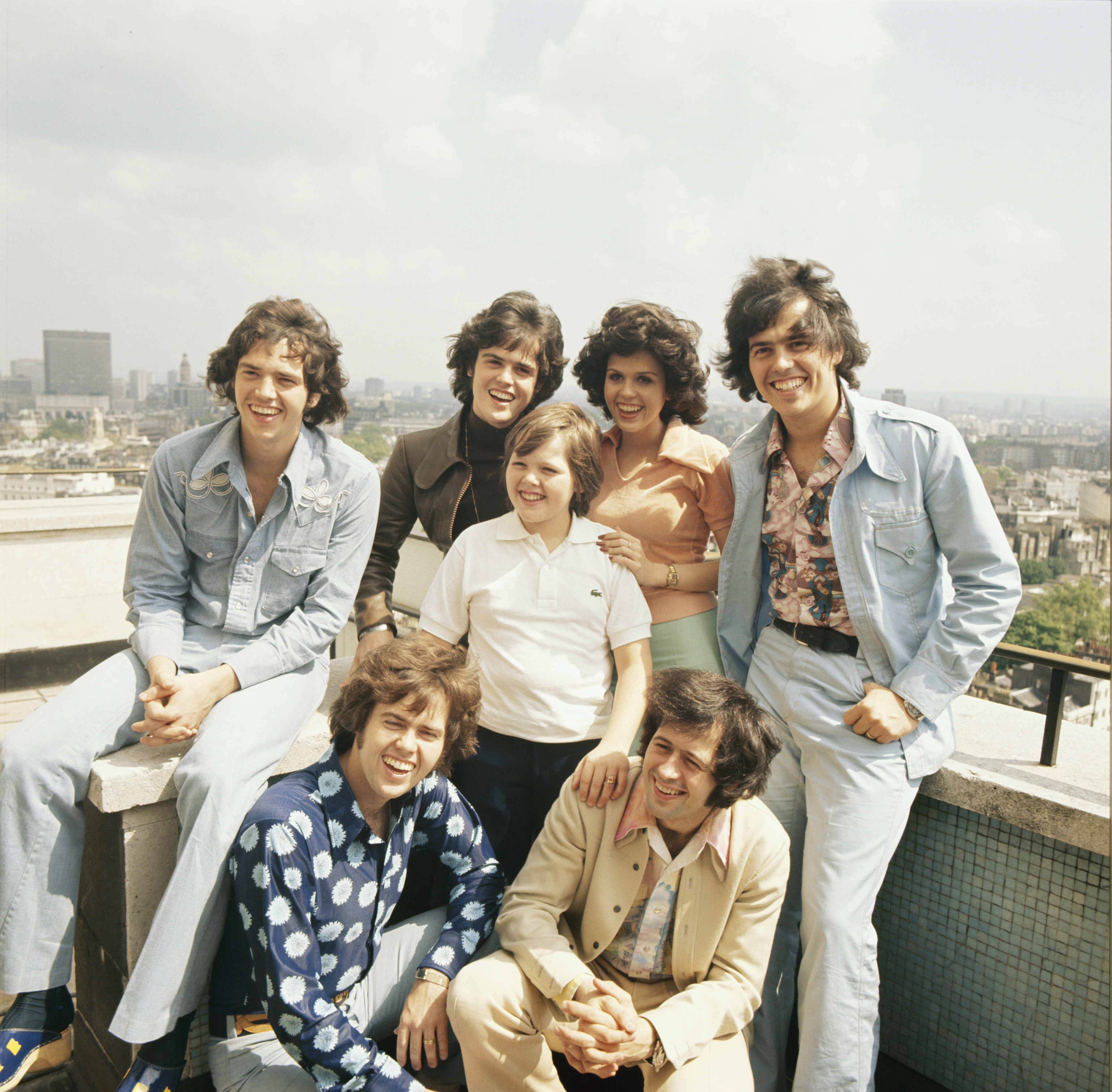 Merrill Osmond, Donny Osmond, Marie Osmond, and Jay Osmond, (front) Alan Osmond, Jimmy Osmond, and Wayne Osmond in London, England in the 1970s | Source: Getty Images