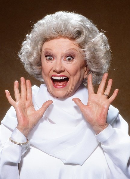 Phyllis Diller poses for a portrait session, in 1991 in Los Angeles, California. | Photo: Getty Images