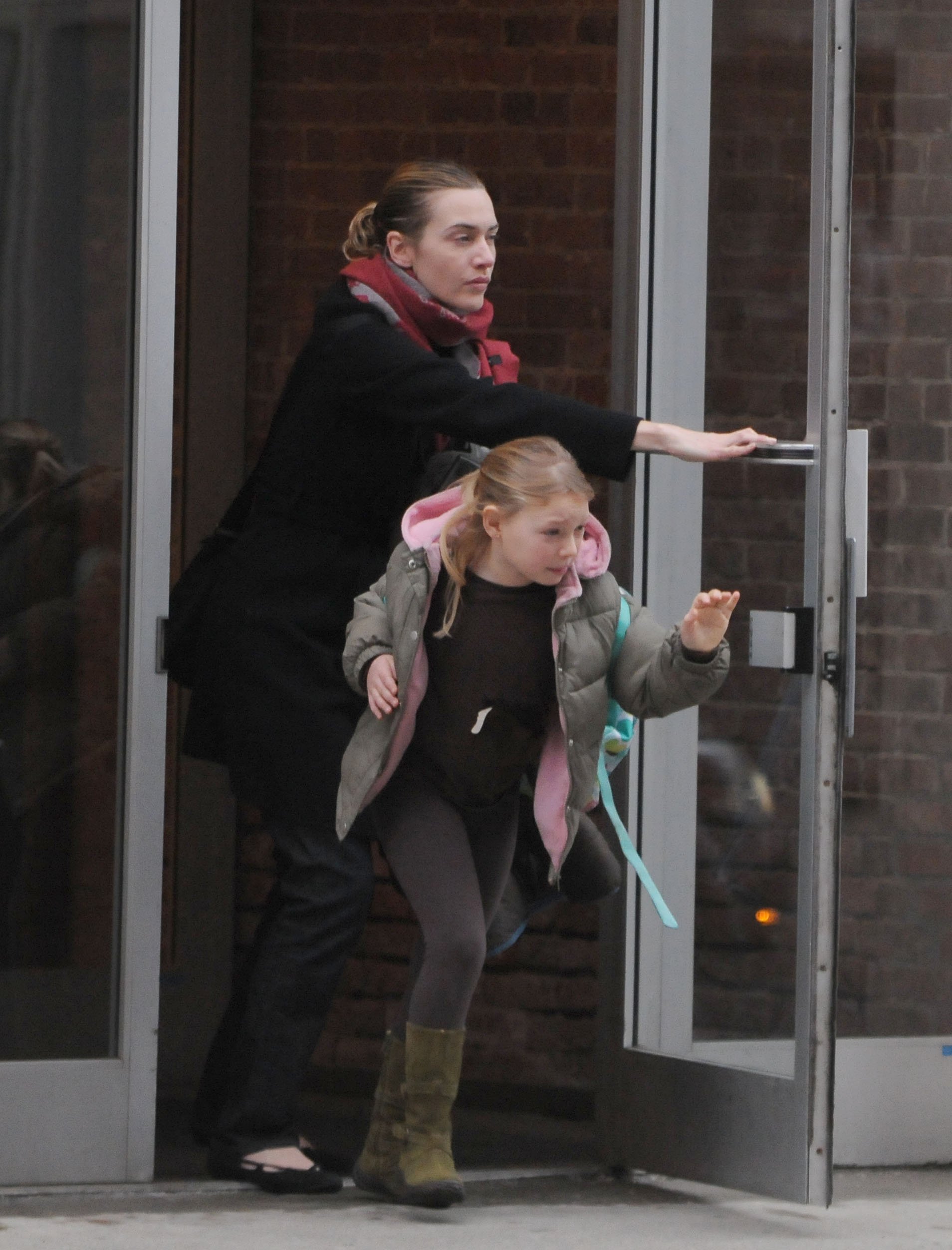 Kate Winslet spaziert mit ihrer Tochter Mia am 11. März 2009 in New York City. | Quelle: Getty Images