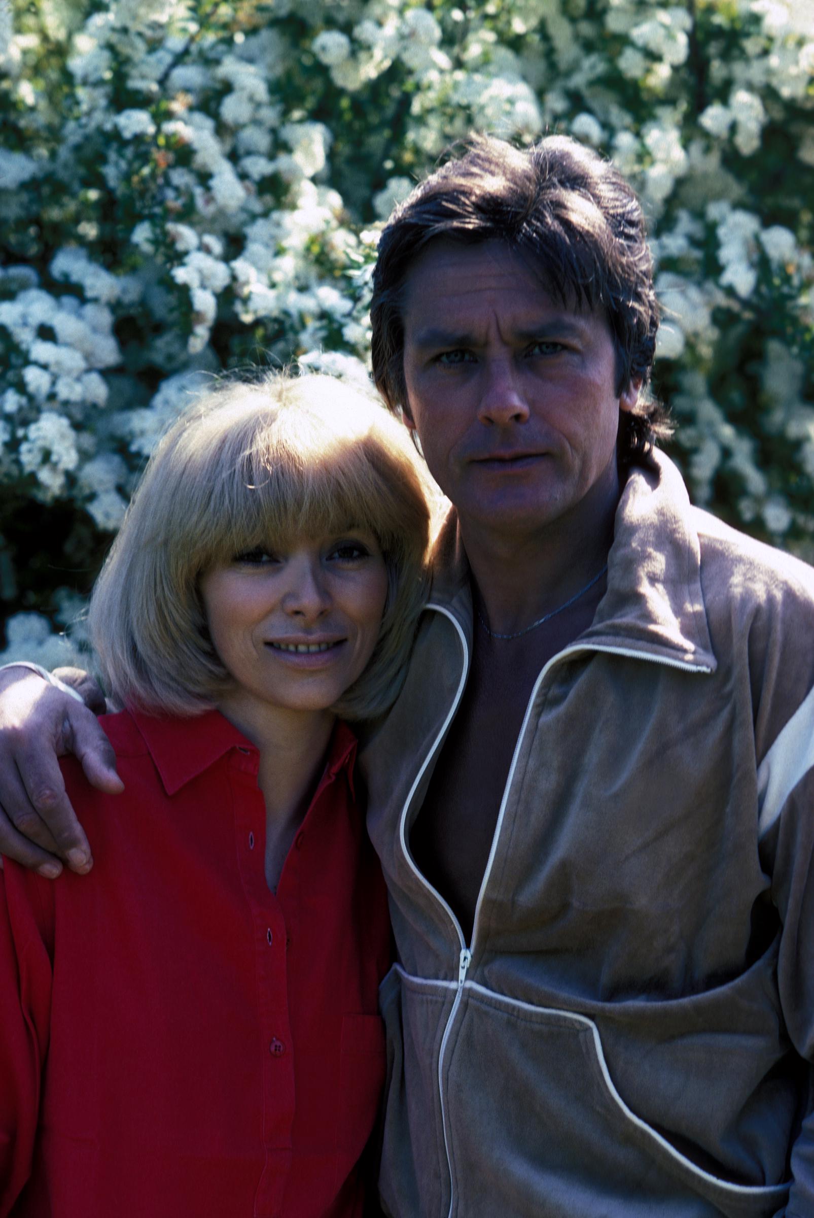 Portrait of Mireille Darc and Alain Delon at their home in Douchy in France, on April 9, 1980 | Source: Getty Images