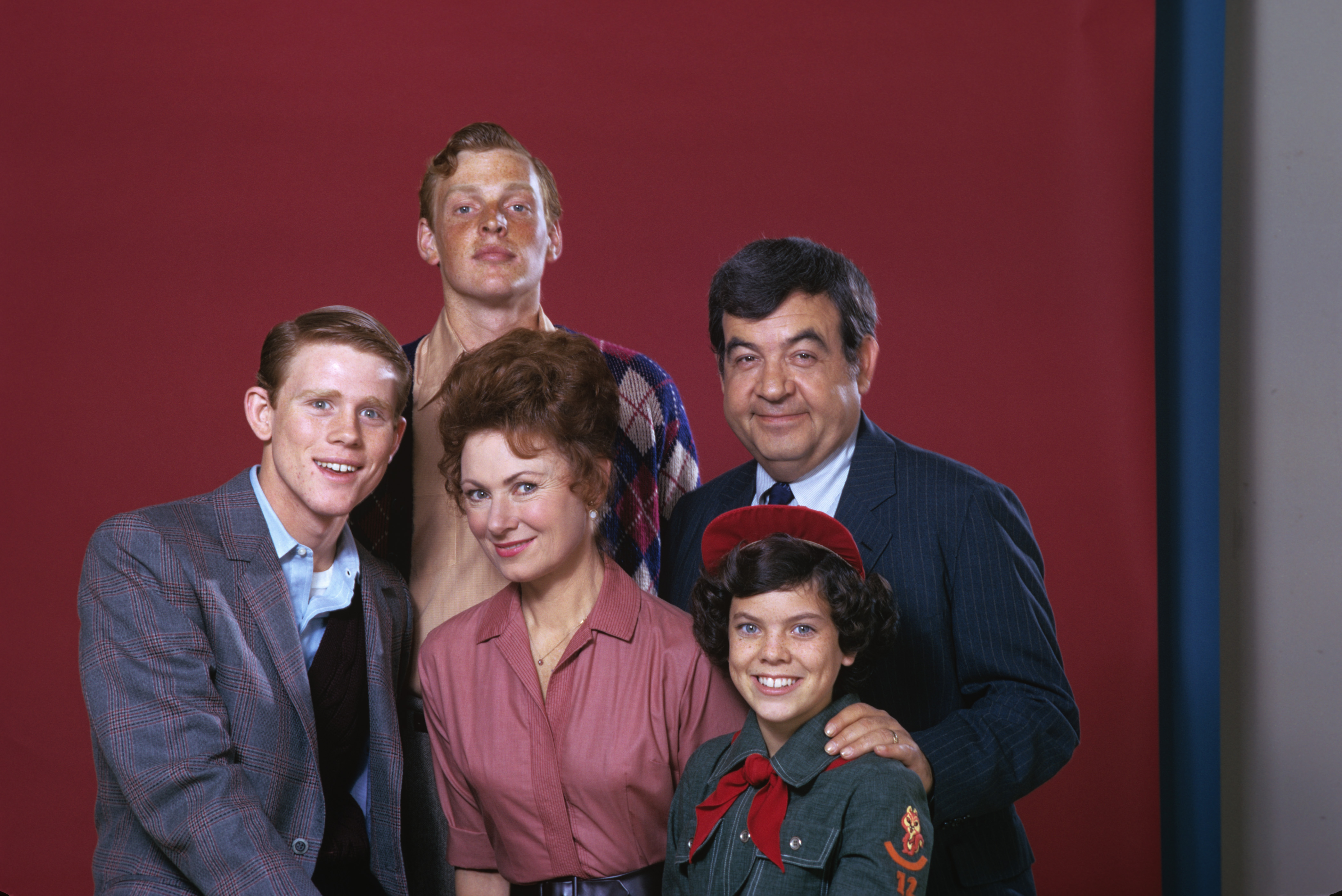 Ron Howard, Marion Ross, Tom Bosley, Erin Moran, and Gavan O'Herlihy on the set of "Happy Days" on January7, 1974 | Source: Getty Images
