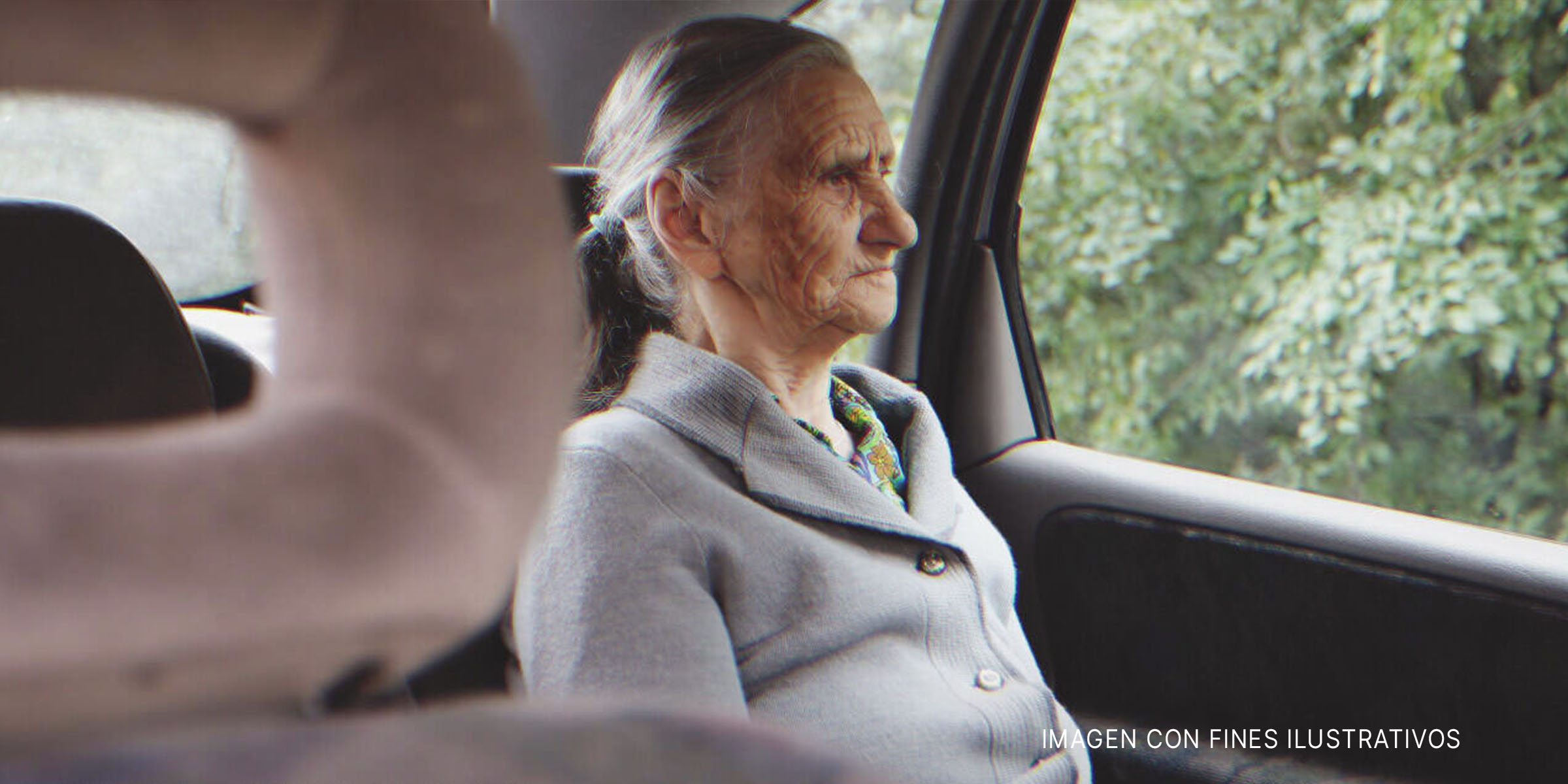 Anciana mirando por la ventanilla del coche | Foto: Shutterstock