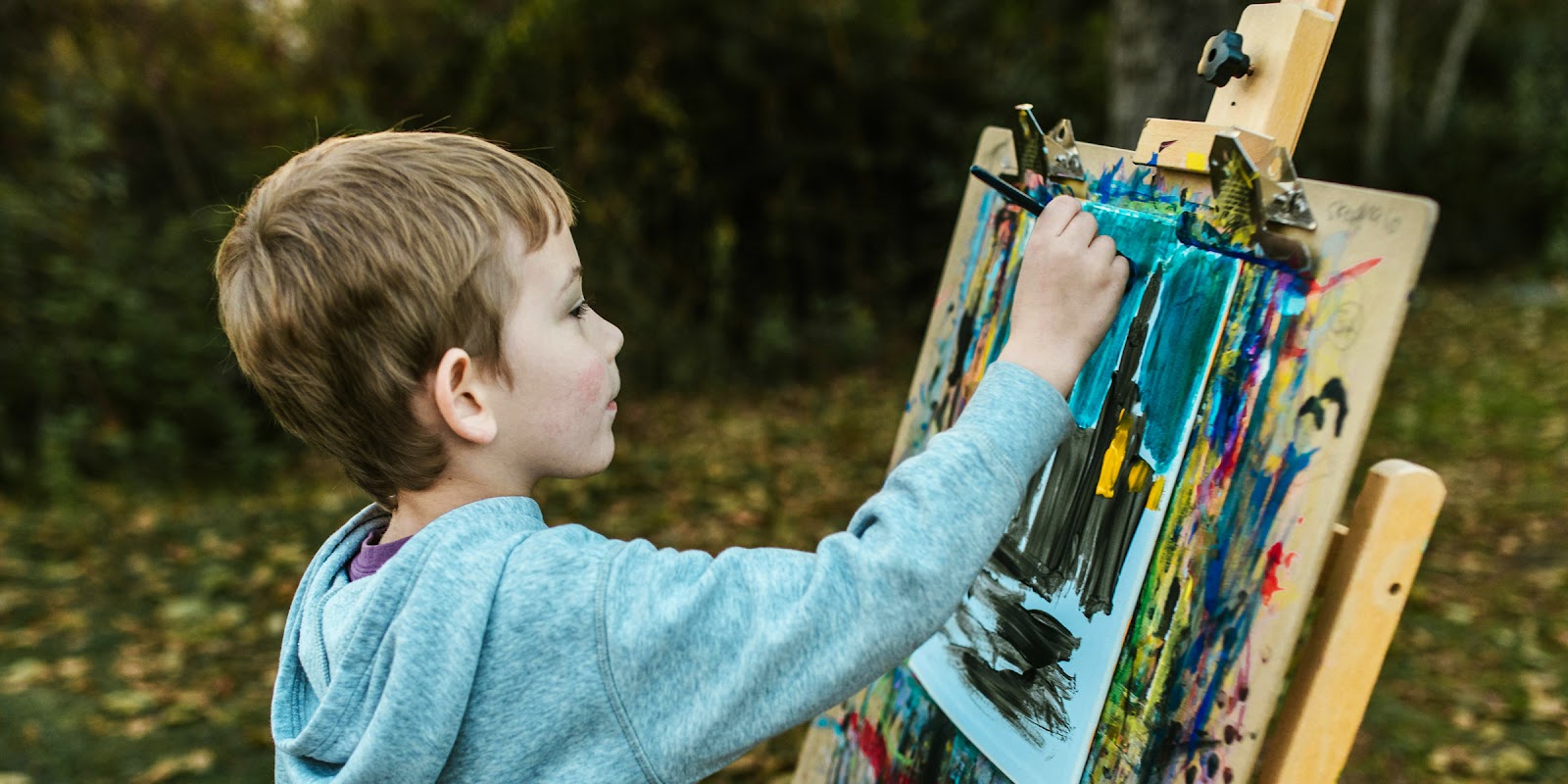 A little boy drawing | Source: Pexels