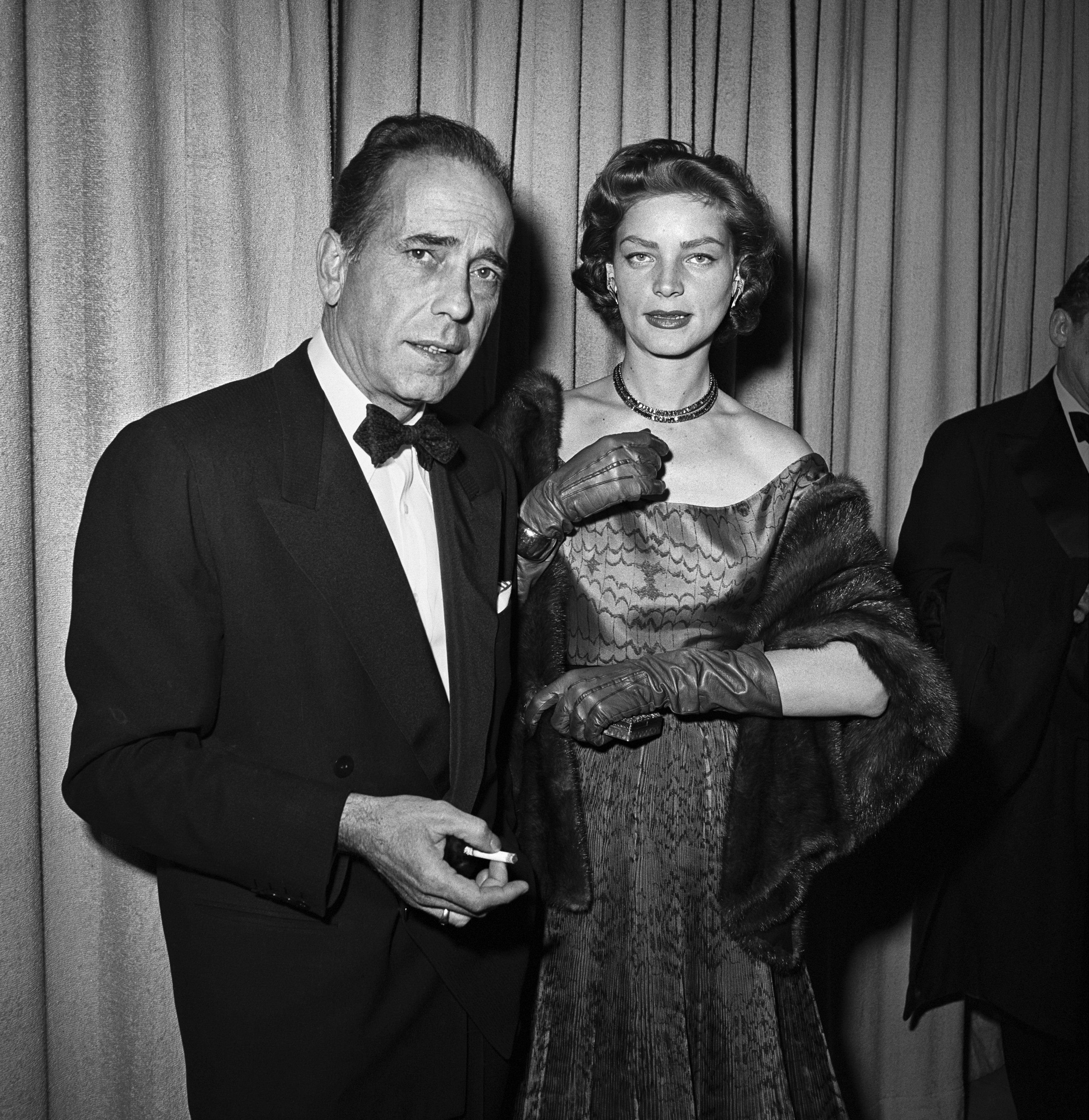 Humphrey Bogart and Lauren Bacall pose at the Academy Awards ceremony on March 20, 1952, in Los Angeles, California. | Source: Frank Worth/Capital Art/Getty Images