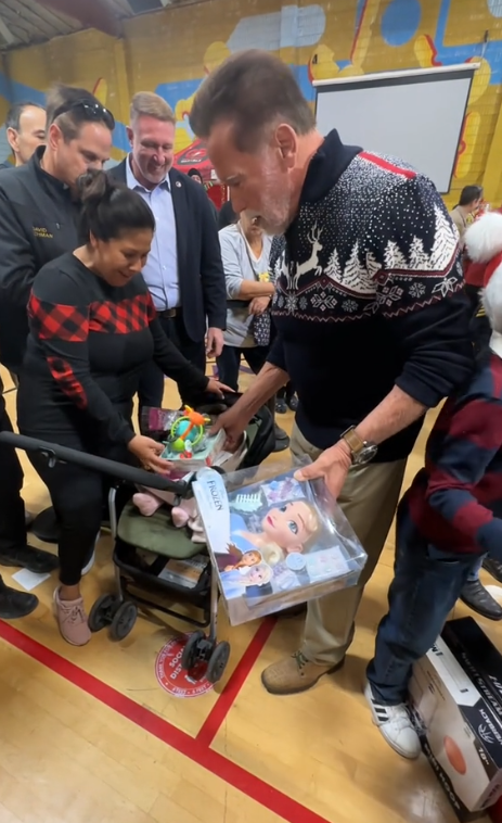 Arnold Schwarzenegger at the Hollenbeck Center in Boyle Heights, posted on December 17, 2023 | Source: TikTok.com/@arnoldschnitzel