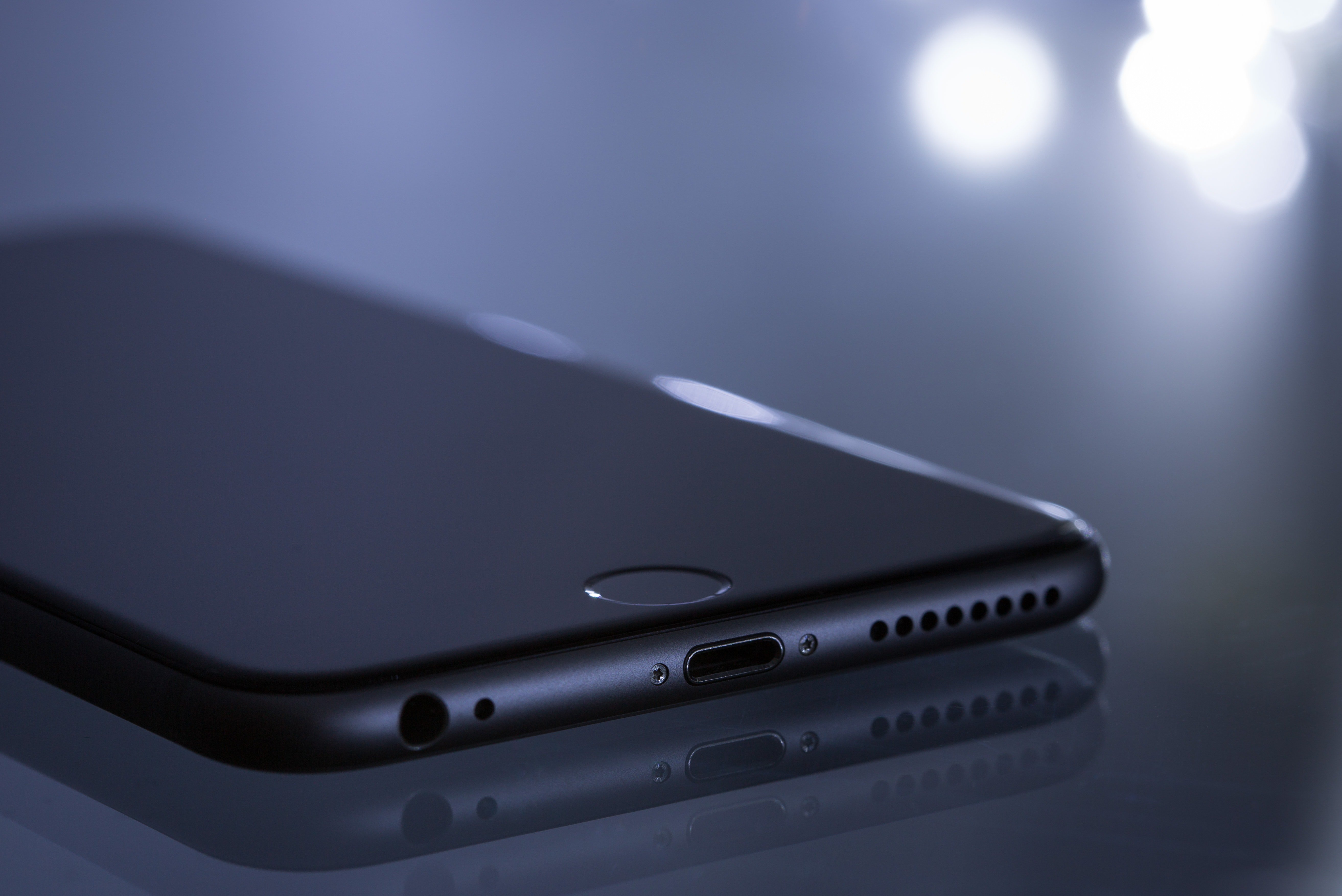 Pictured - A photo of a Space Gray iPhone 6 on the desk | Source: Pexels 