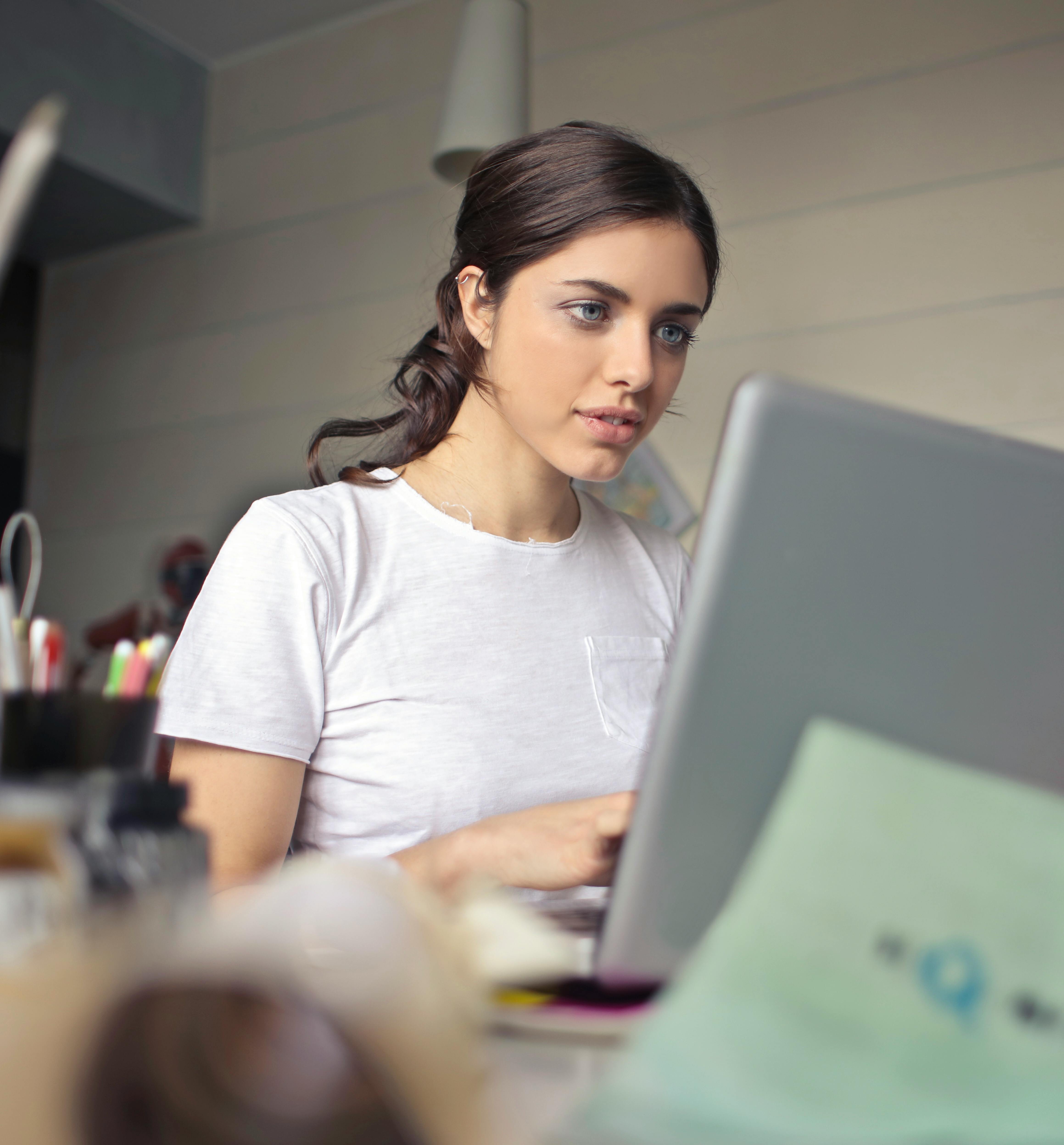 A woman looking at a laptop screen | Source: Pexels