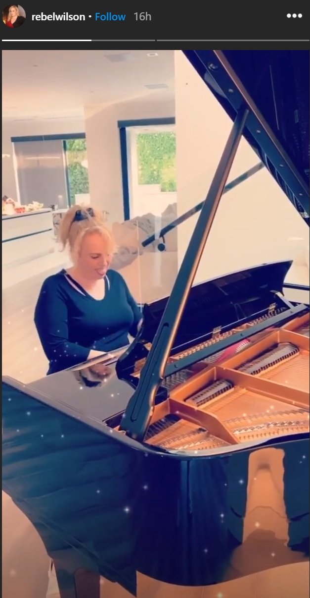 Rebel Wilson plays the piano in black top for her Instagram stories in August 2020 | Photo: Instagram/ Rebel Wilson