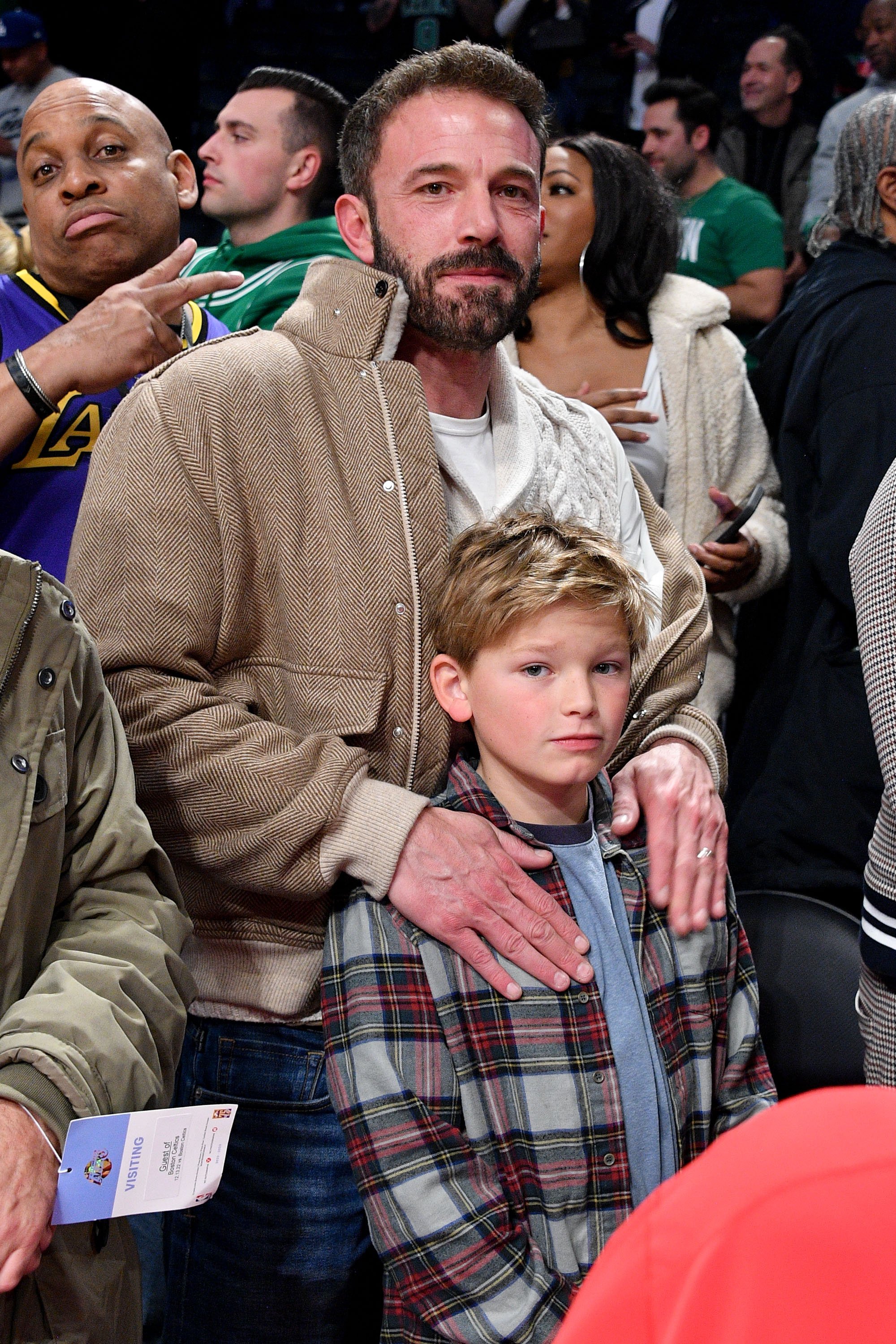 Ben Affleck y su hijo Samuel en un partido de baloncesto entre Los Ángeles Lakers y Boston Celtics en Crypto.com Arena el 13 de diciembre de 2022 en Los Angeles, California | Foto: Getty Images