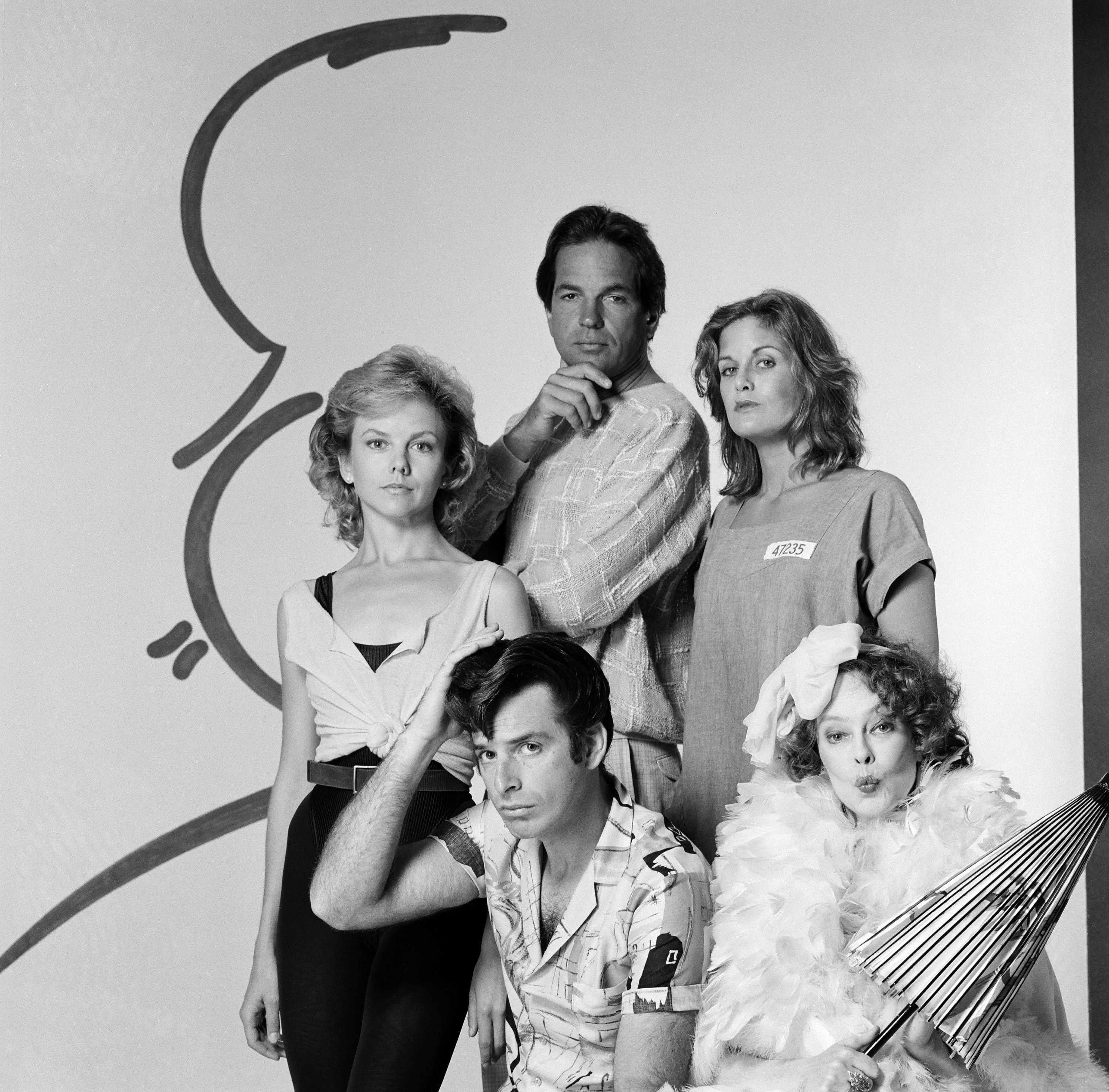 Linda Purl, Robert Carradine, Tony Bill, Season Hubley, and Sandy Dennis during the "Alfred Hitchcock Presents" Season 1 gallery shoot in September 1985 | Source: Getty Images