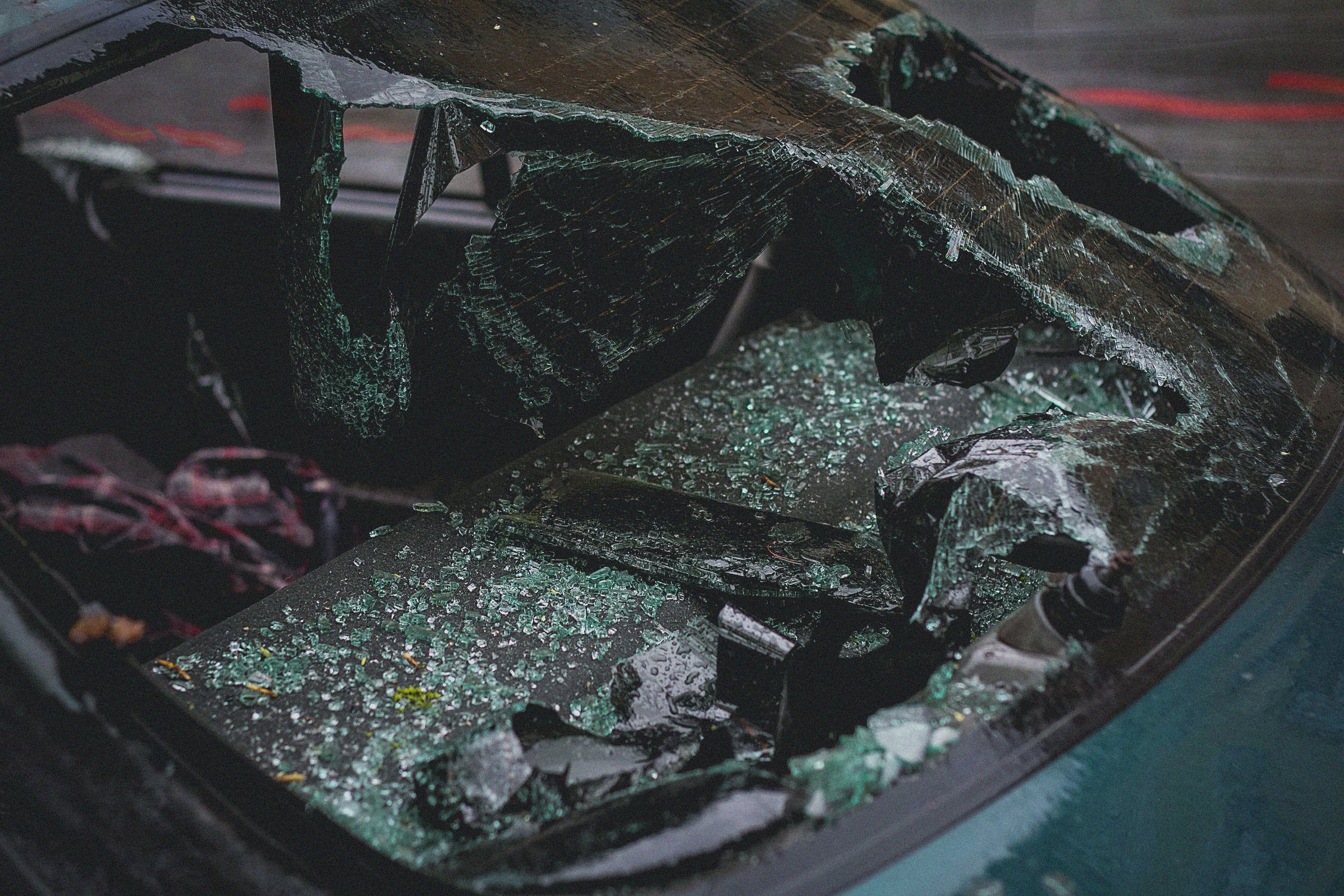 Auto con el parabrisa destrozado. | Foto: Pexels