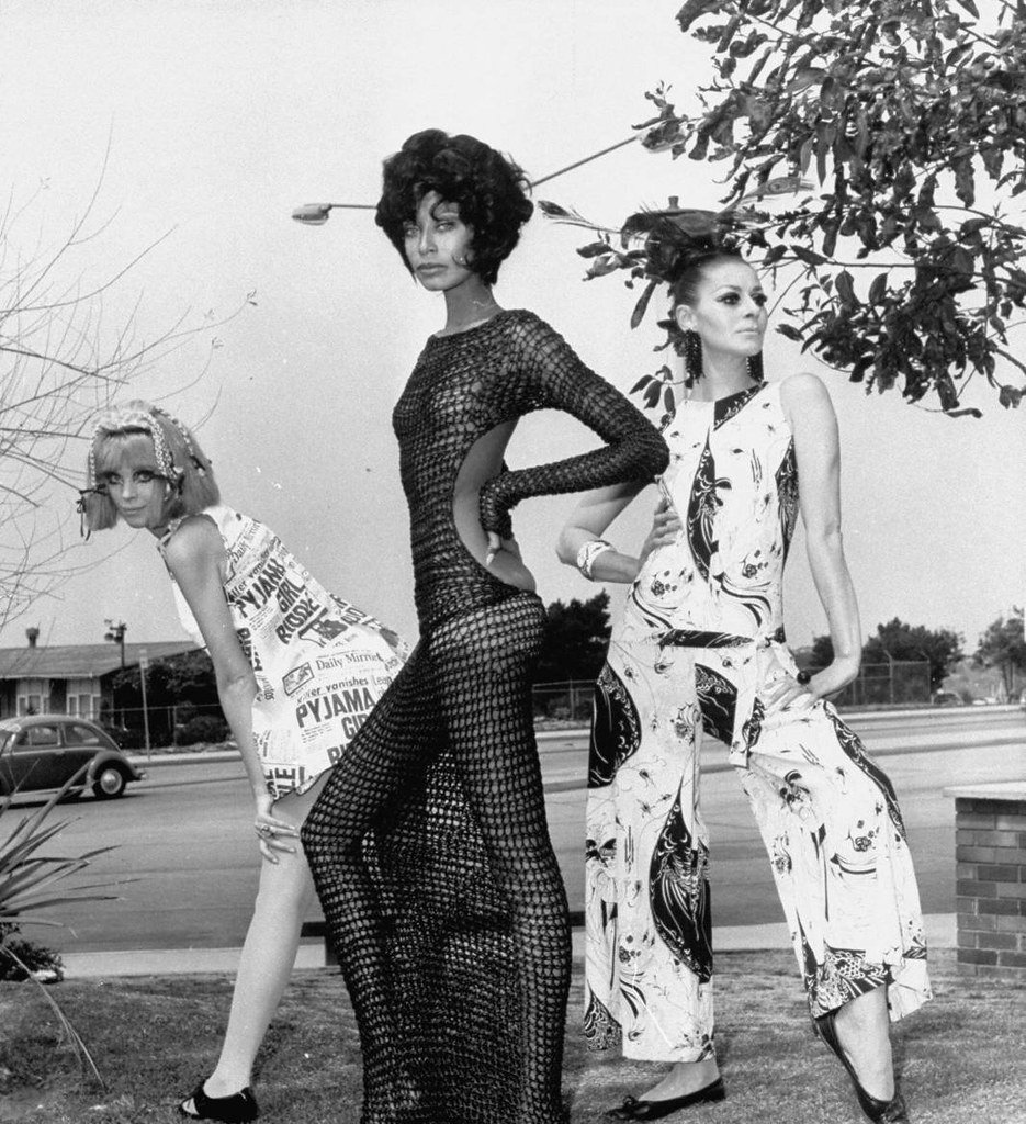 Donyale Luna posando con un vestido de ganchillo transparente hasta el suelo. Año 1967. | Imagen: Flickr Donyale Luna posando con un vestido de ganchillo transparente hasta el suelo. Año 1967. | Imagen: Flickr