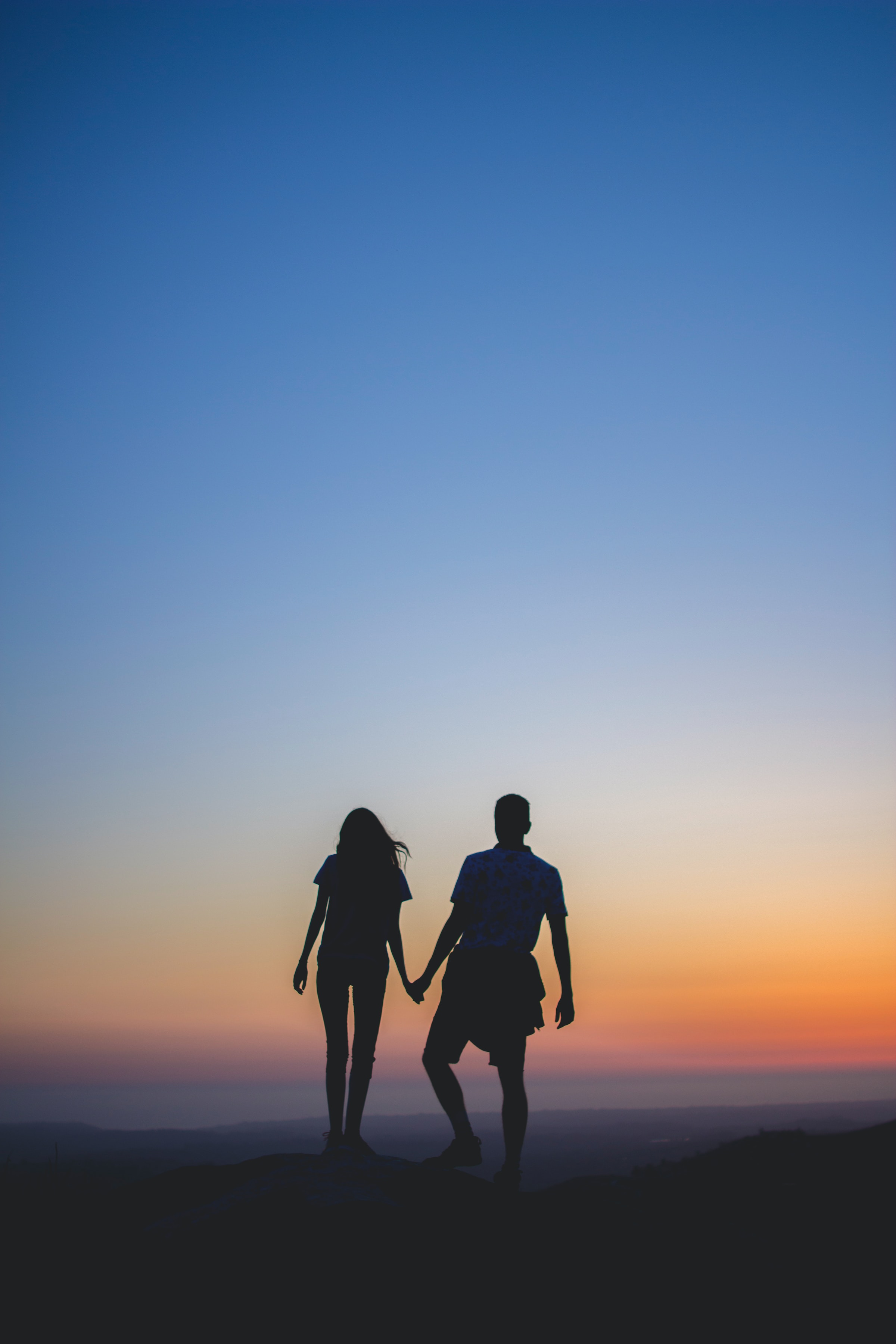 Silhouette of a couple holding hands | Source: Unsplash